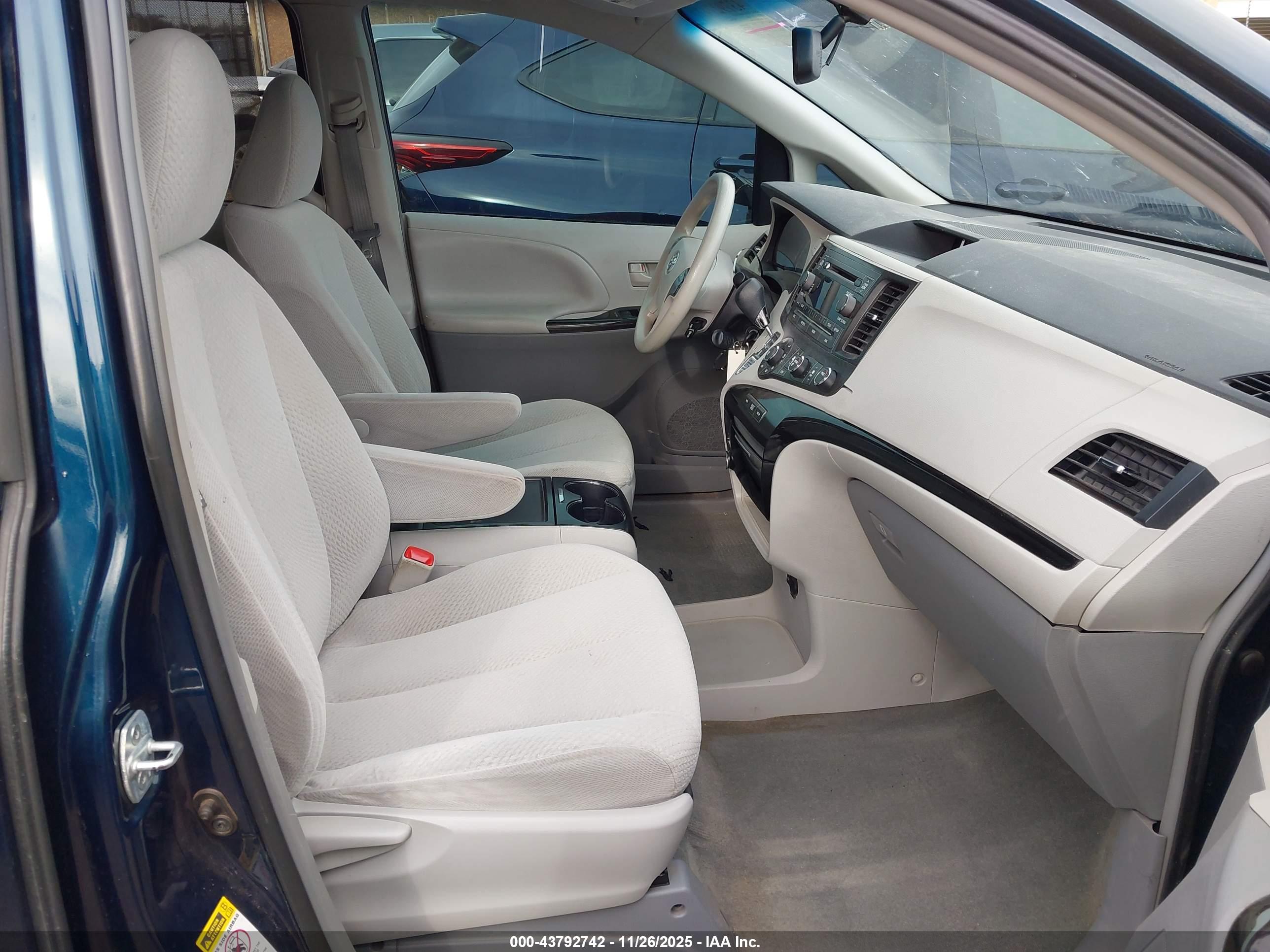 TOYOTA SIENNA image 5