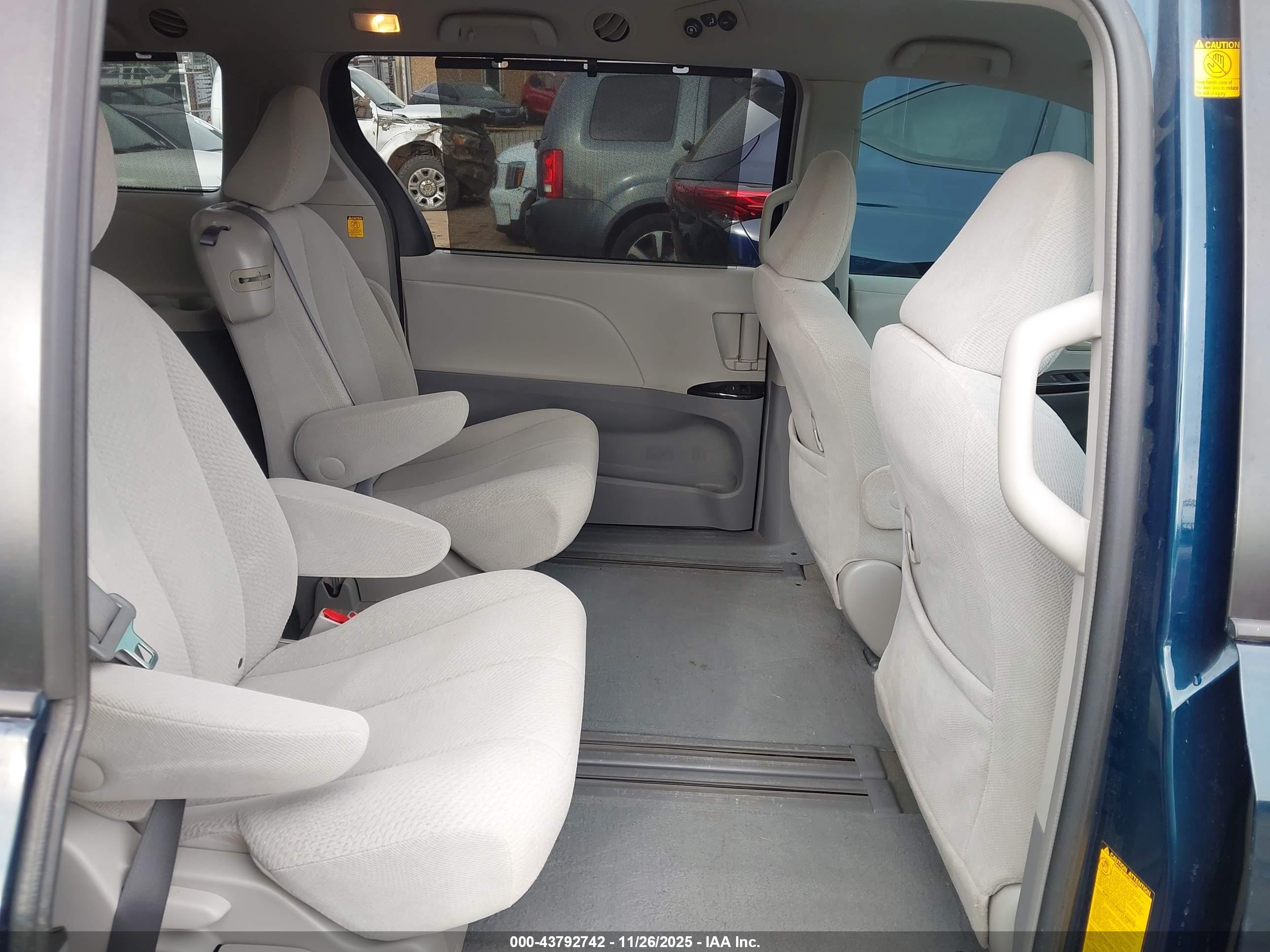 TOYOTA SIENNA image 8