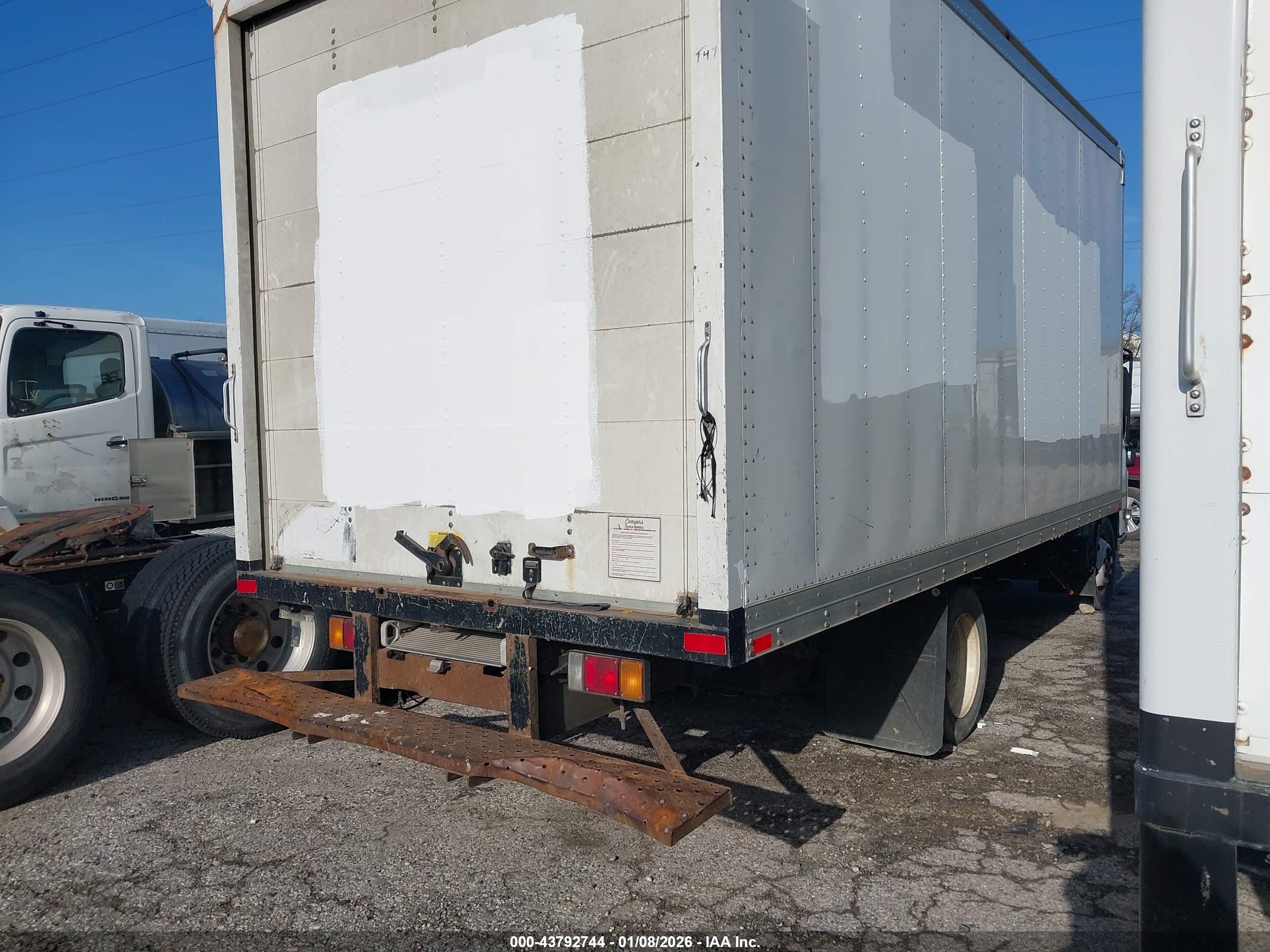 ISUZU NPR image 4