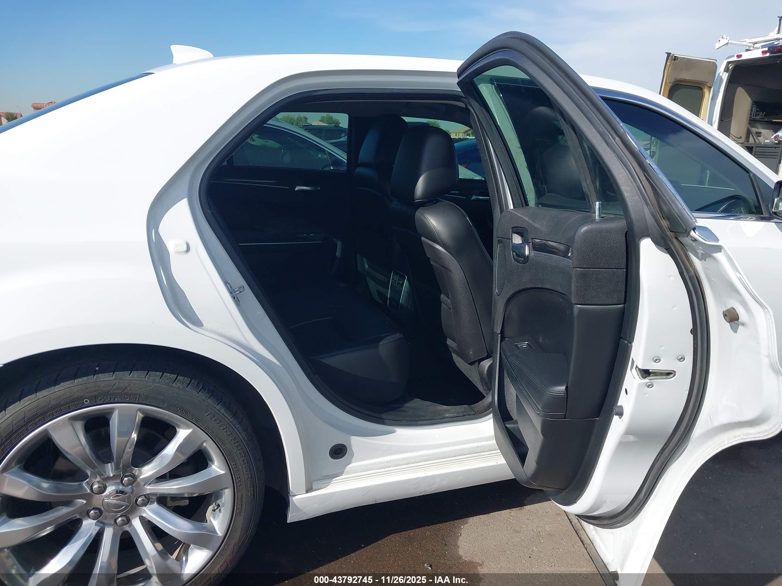 CHRYSLER 300 image 8