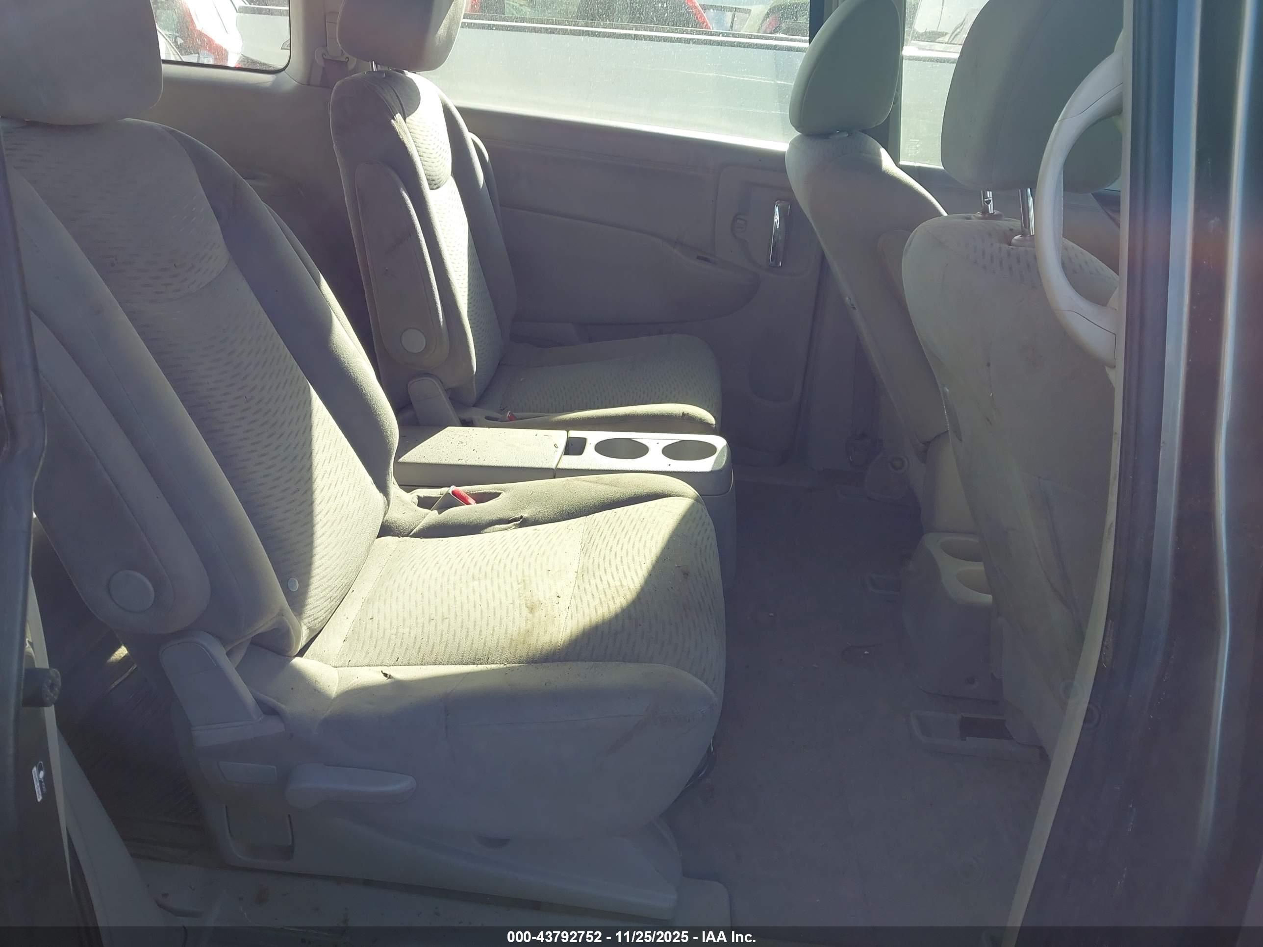 NISSAN QUEST image 8
