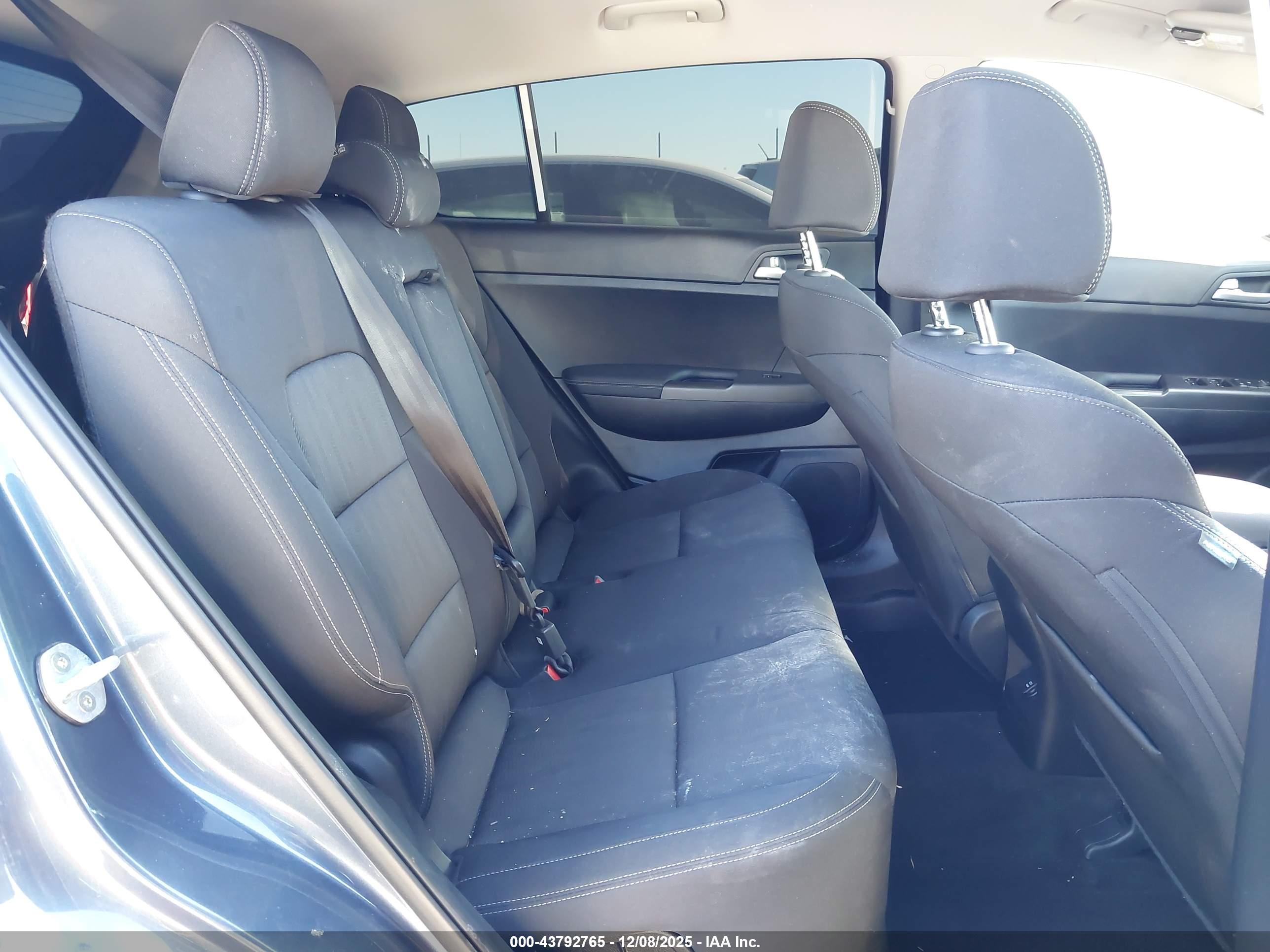 KIA SPORTAGE image 8