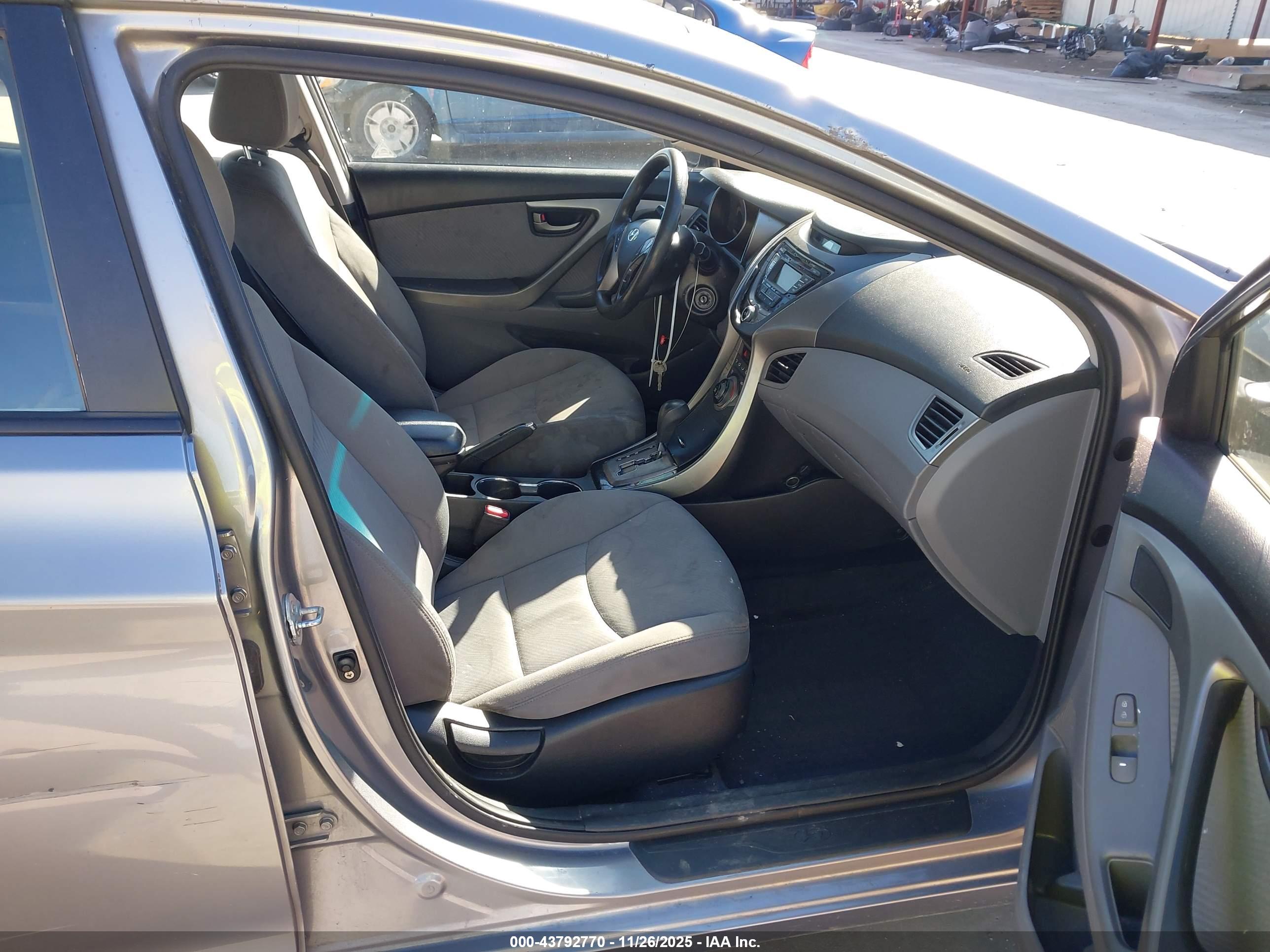 HYUNDAI ELANTRA image 5