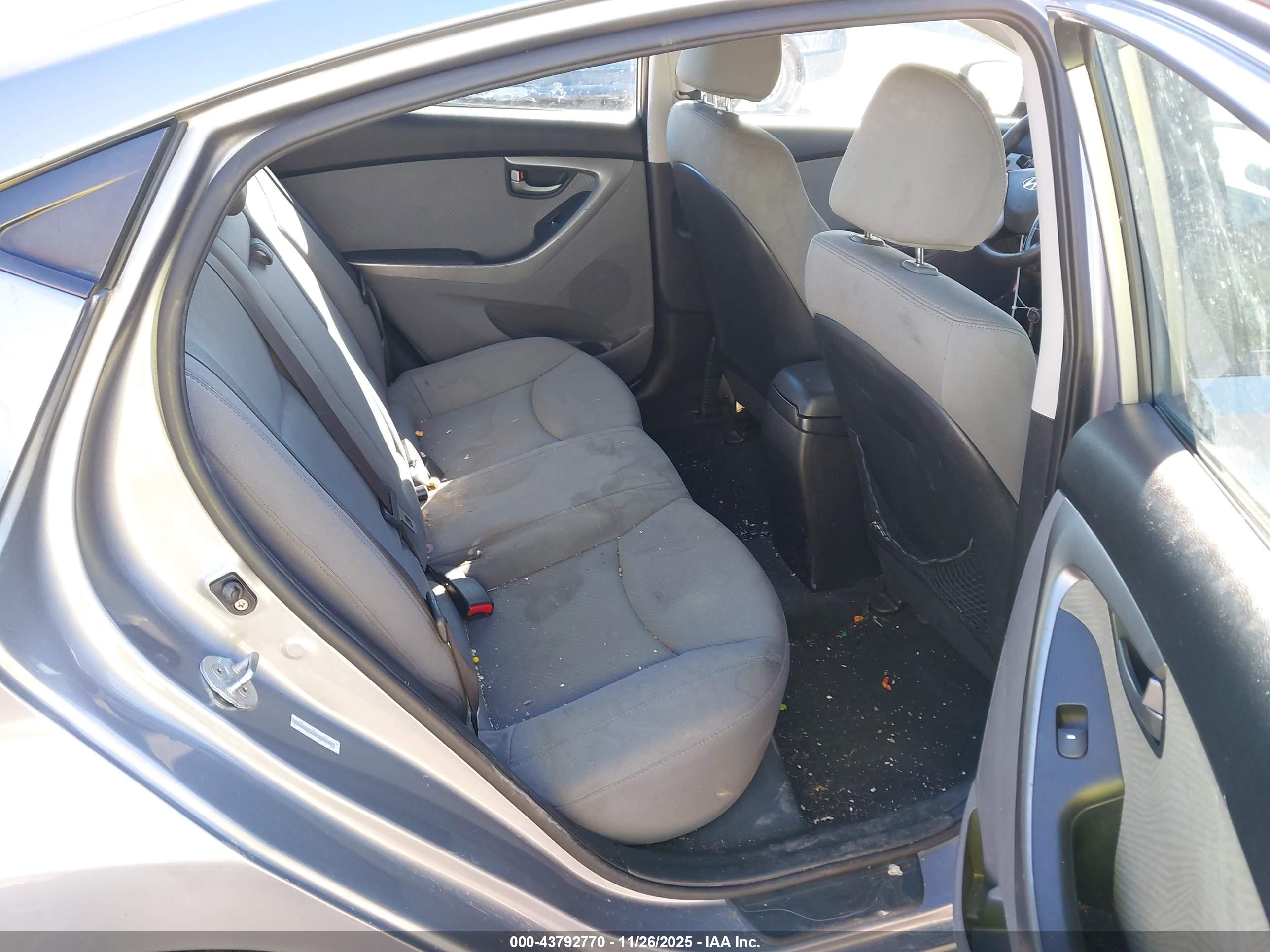 HYUNDAI ELANTRA image 8