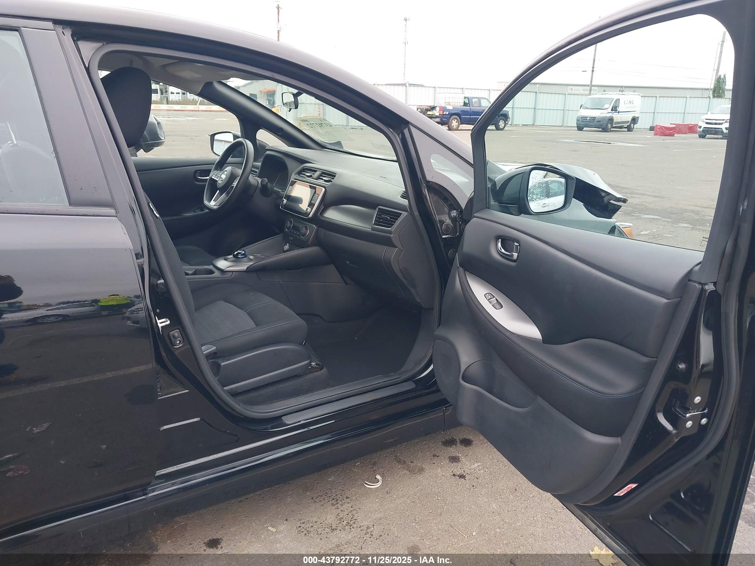 NISSAN LEAF image 5