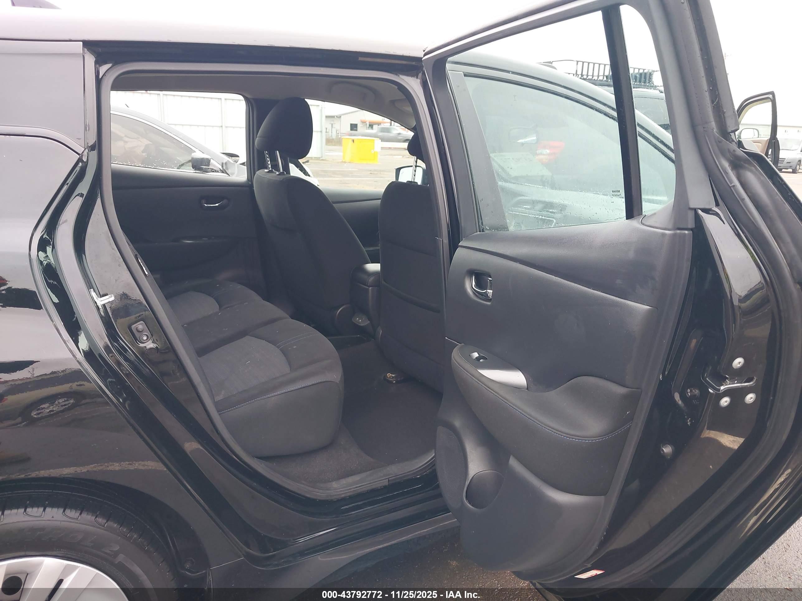 NISSAN LEAF image 8