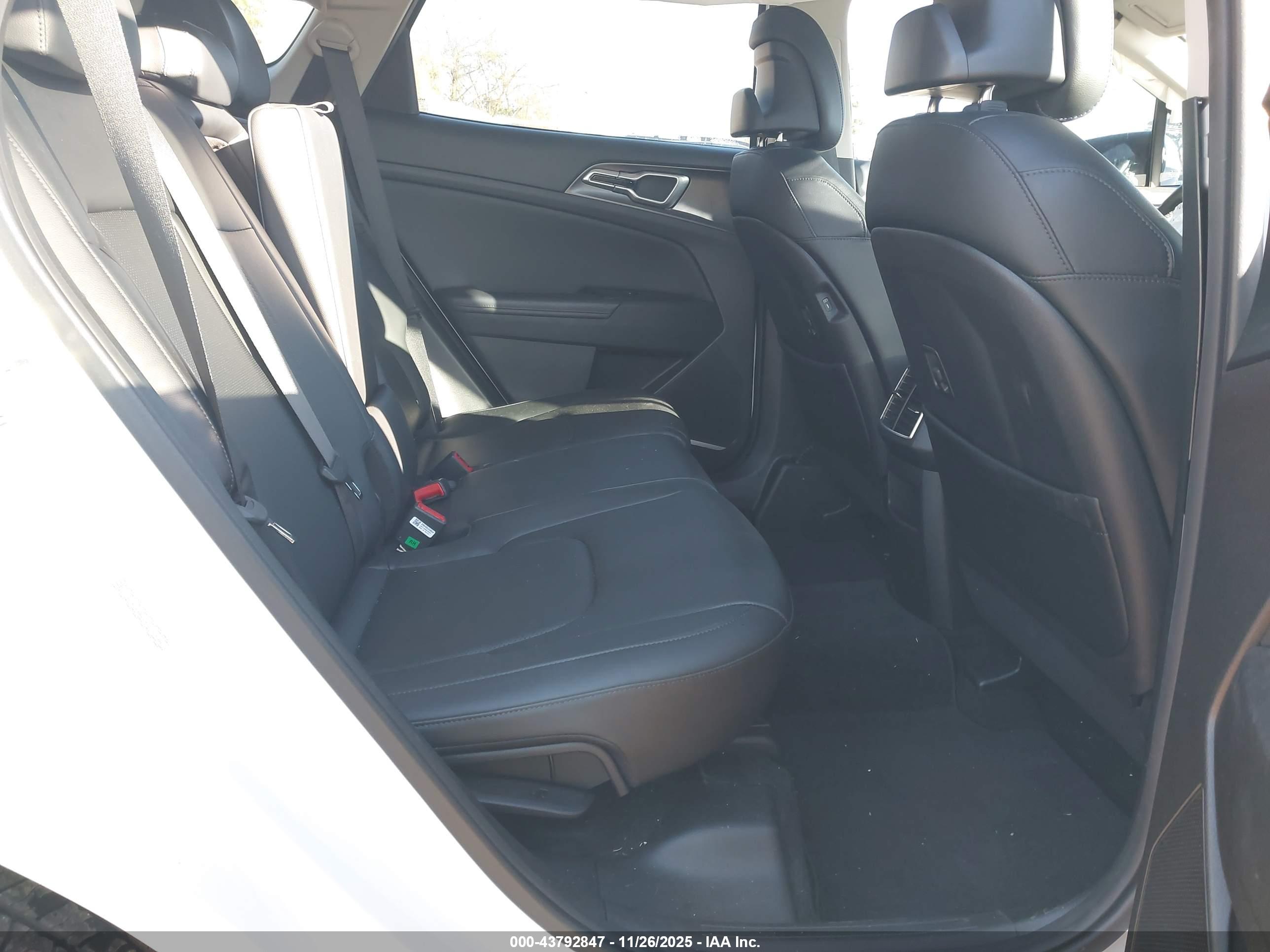 KIA SPORTAGE image 8
