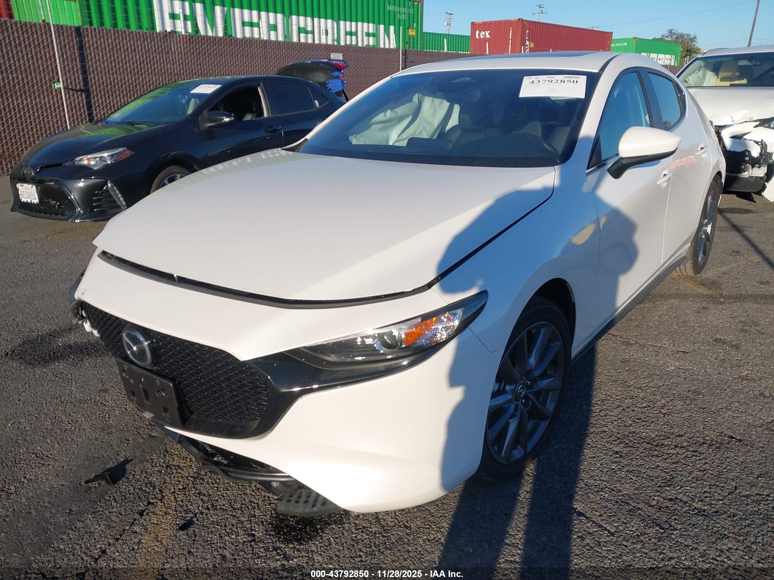 MAZDA MAZDA3 image 2