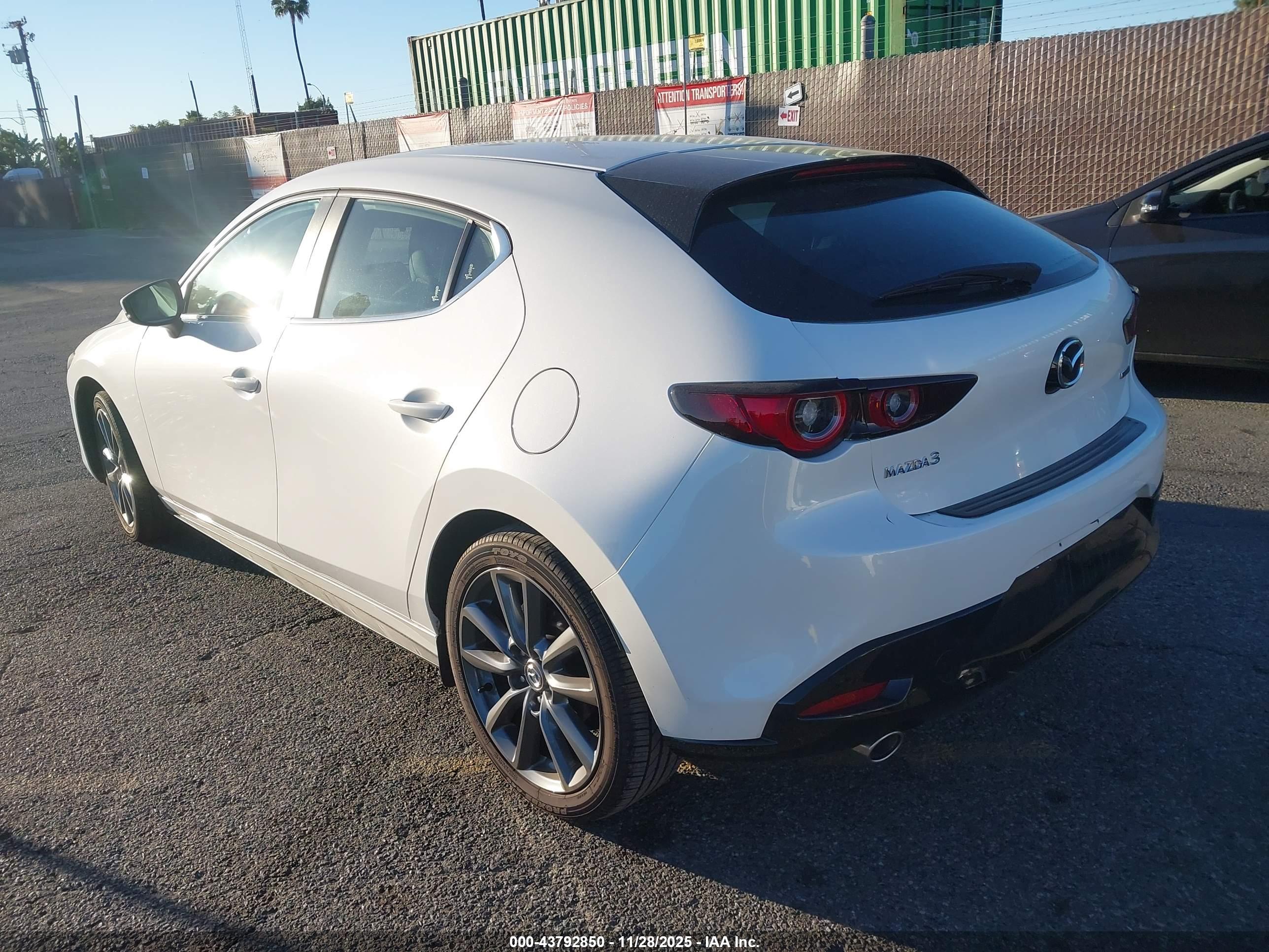MAZDA MAZDA3 image 3