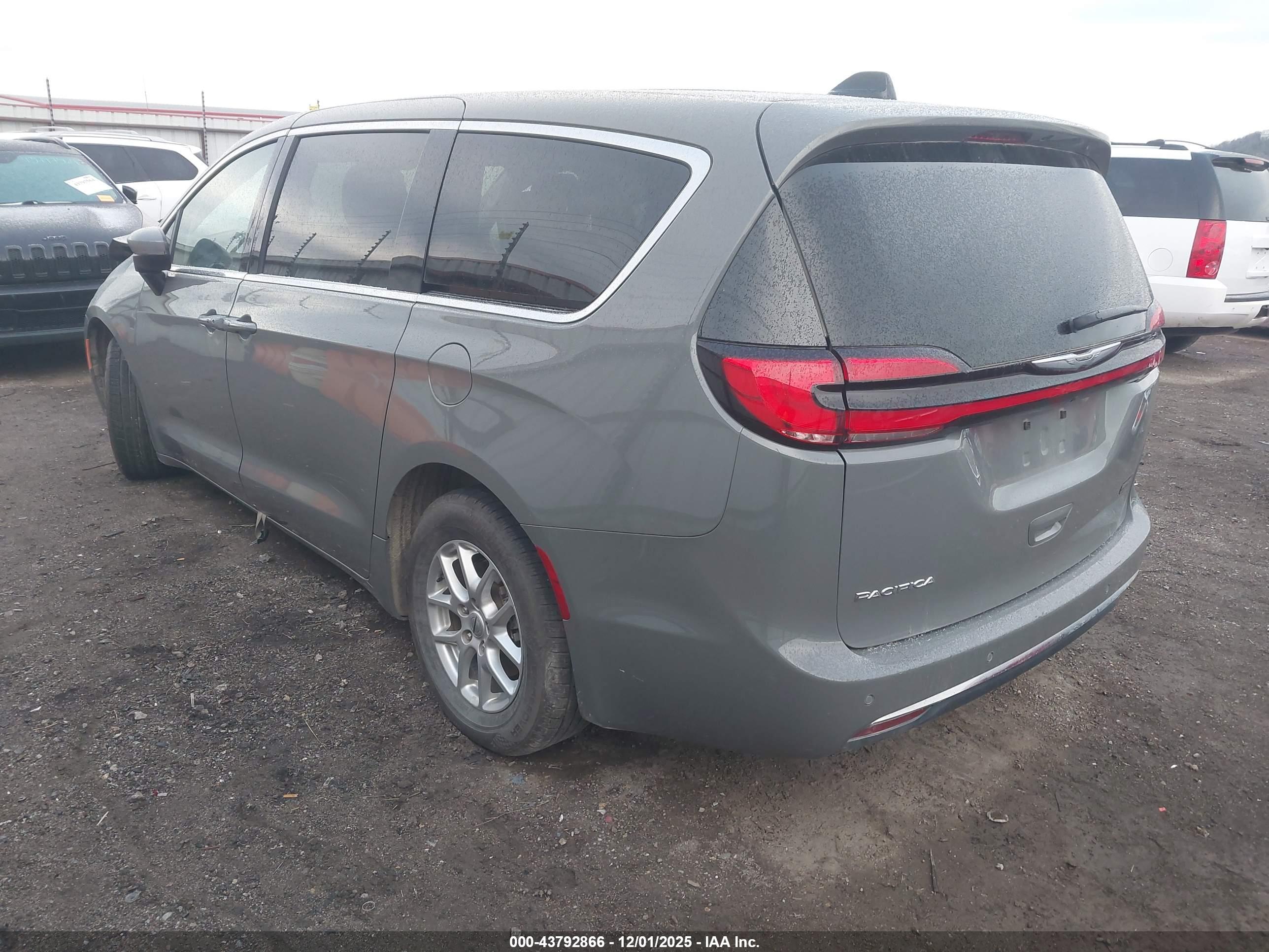CHRYSLER PACIFICA image 3