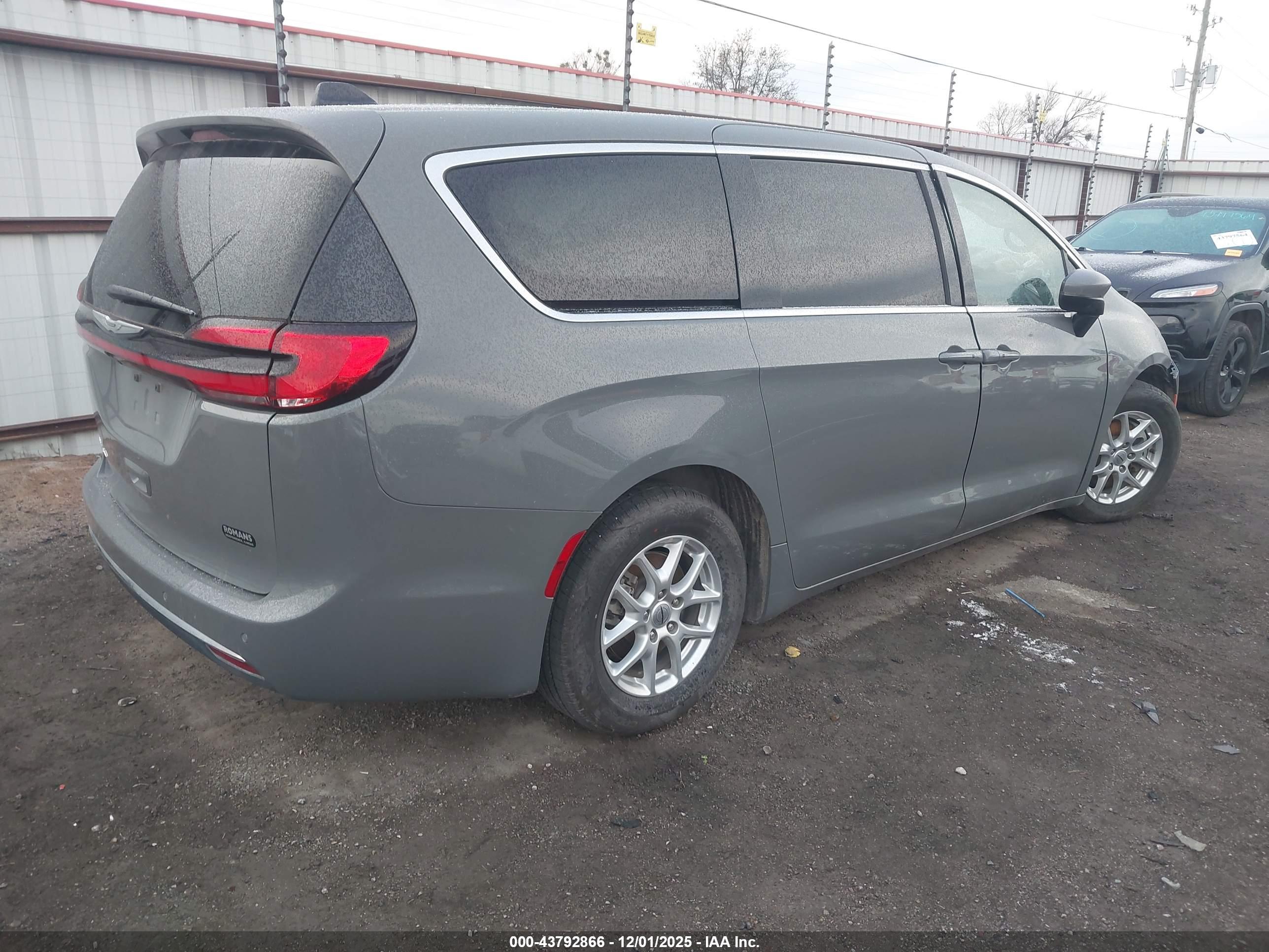 CHRYSLER PACIFICA image 4