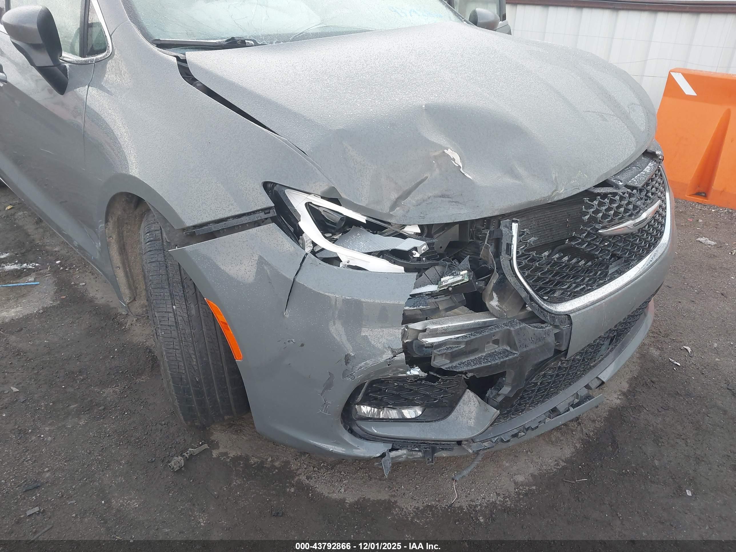 CHRYSLER PACIFICA image 6