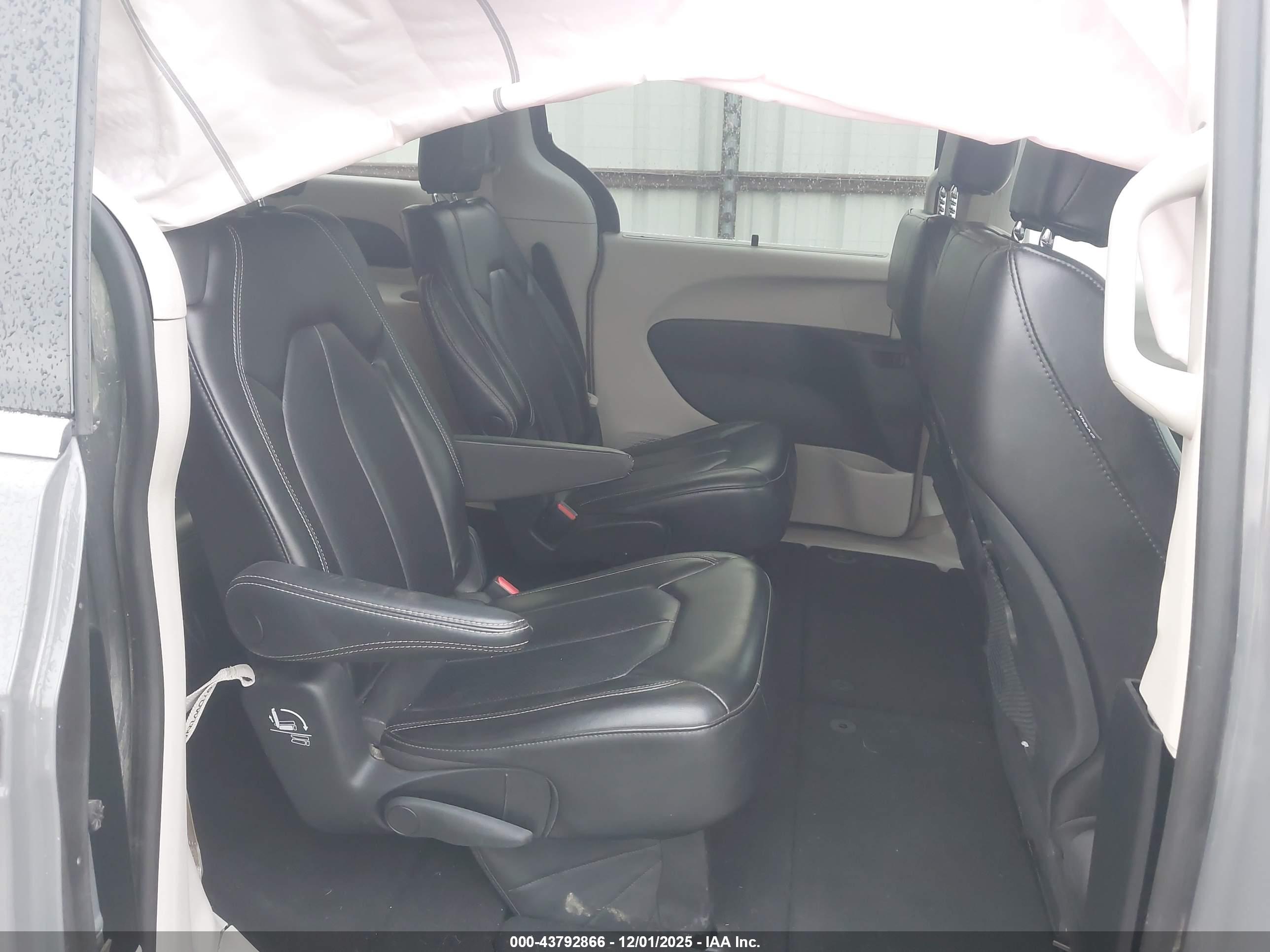 CHRYSLER PACIFICA image 8