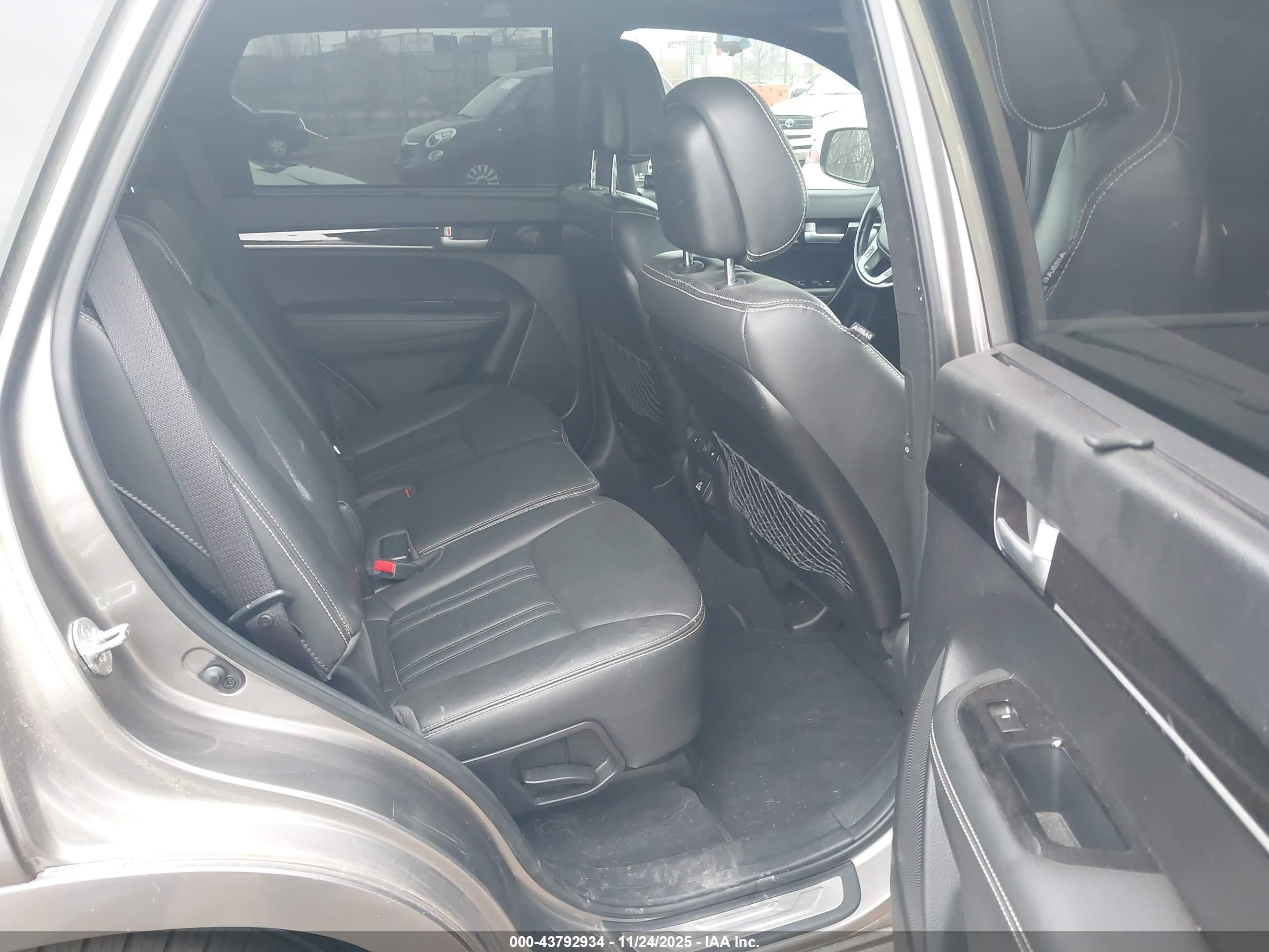 KIA SORENTO image 8