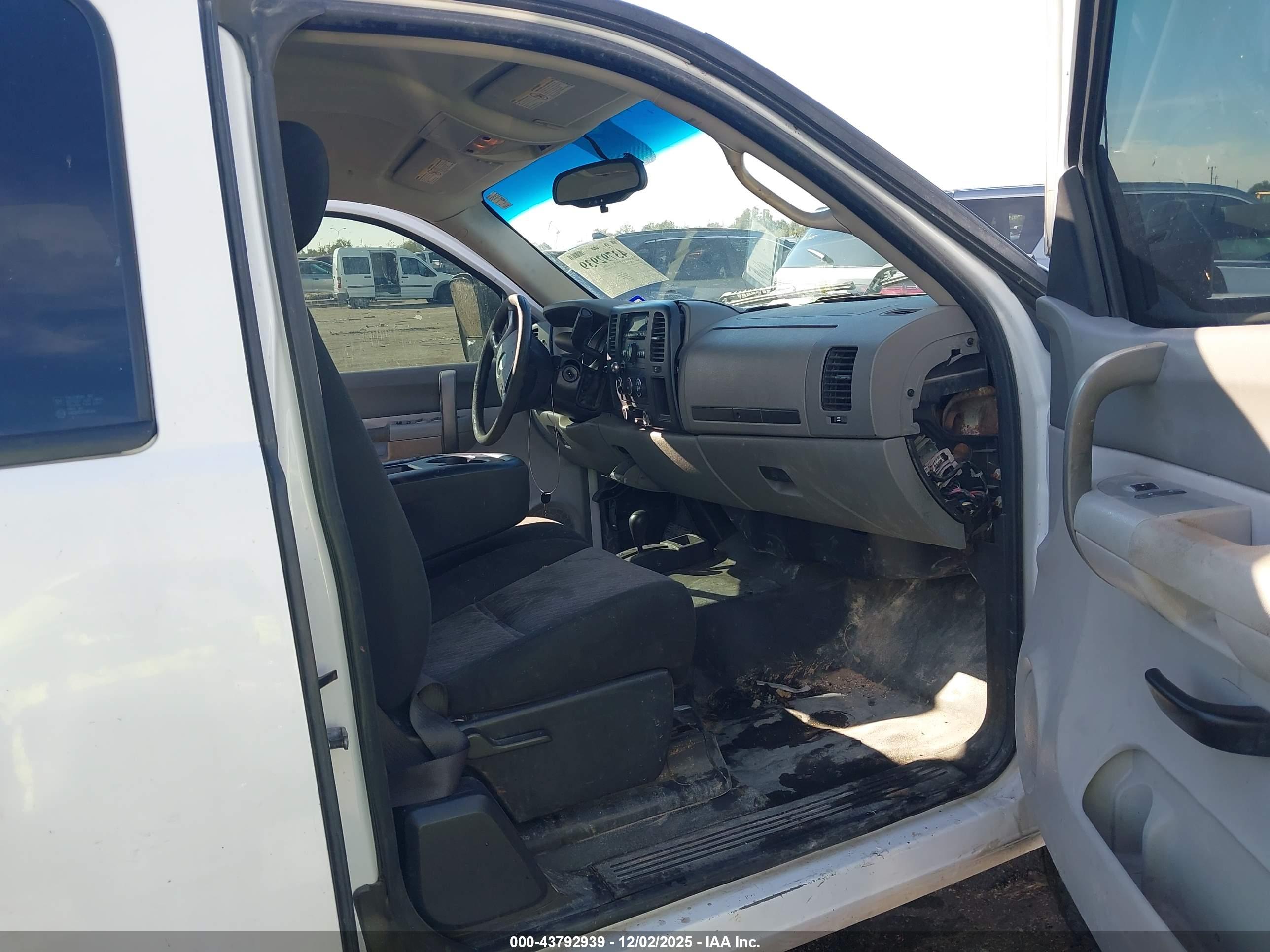 CHEVROLET SILVERADO image 5