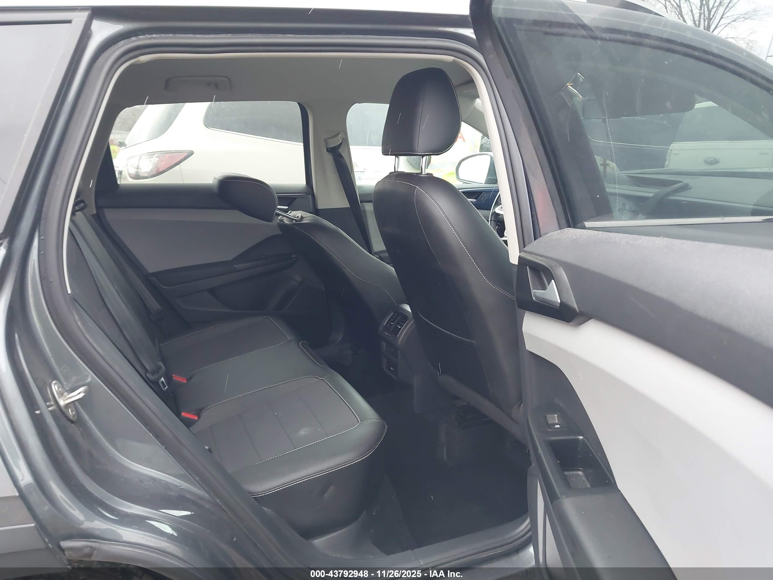 VOLKSWAGEN TAOS image 8