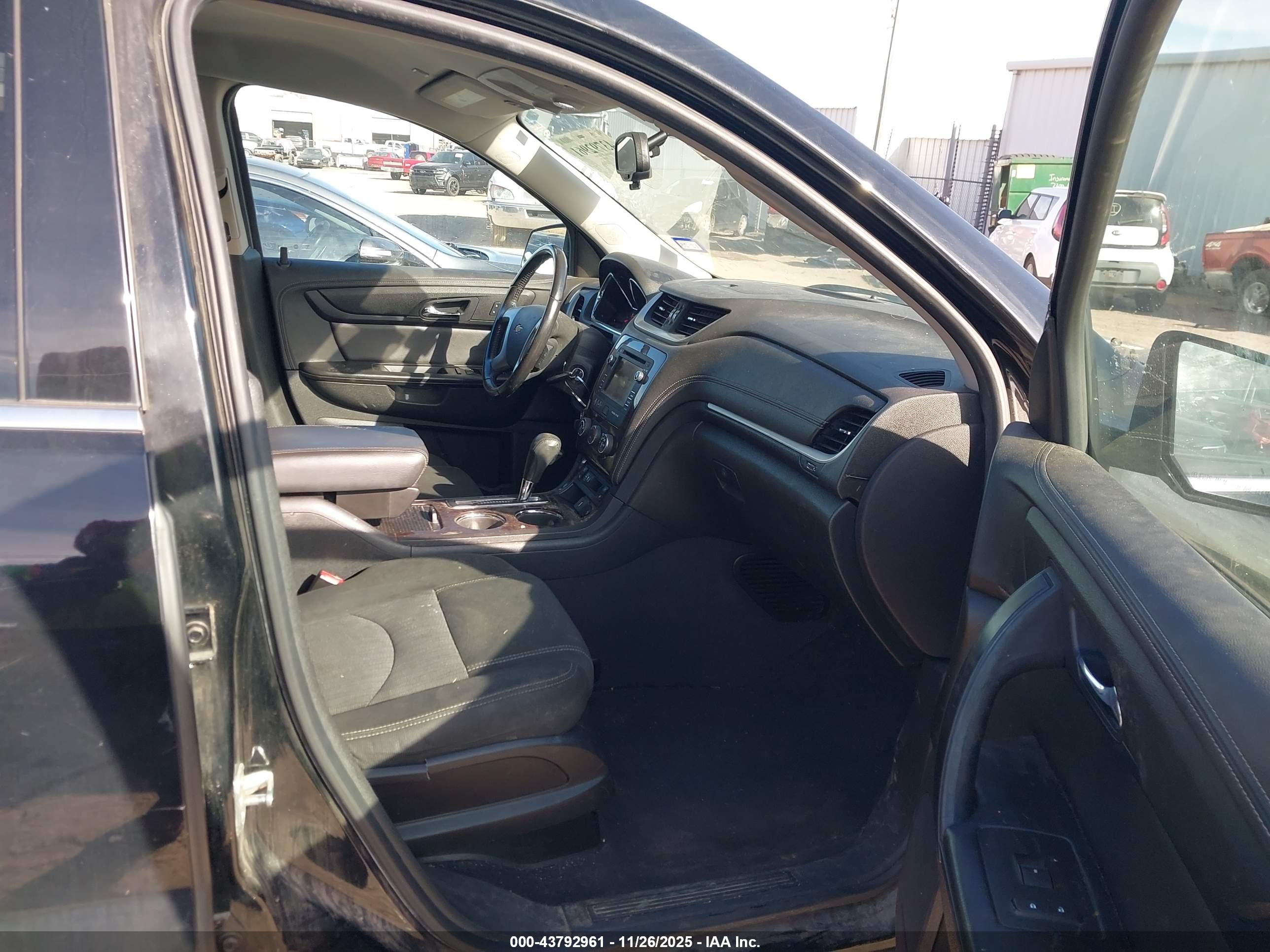 CHEVROLET TRAVERSE image 5