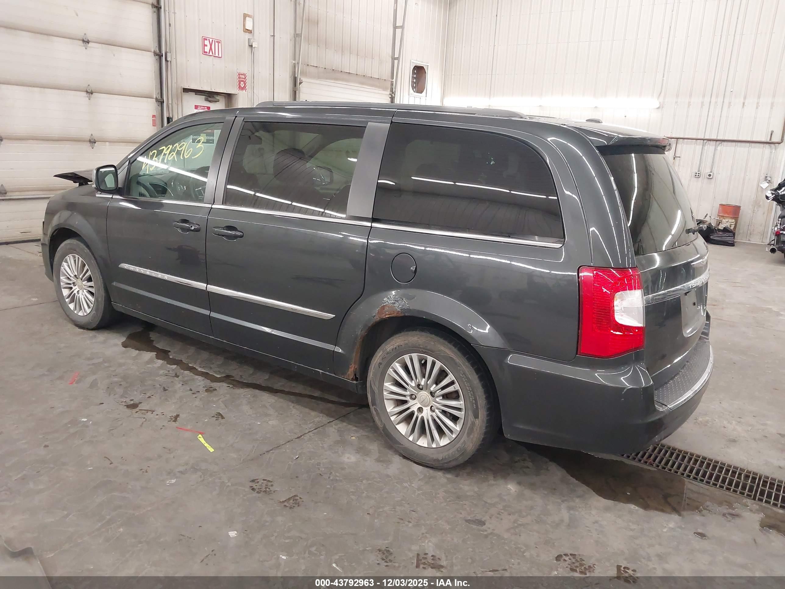 CHRYSLER TOWN image 3