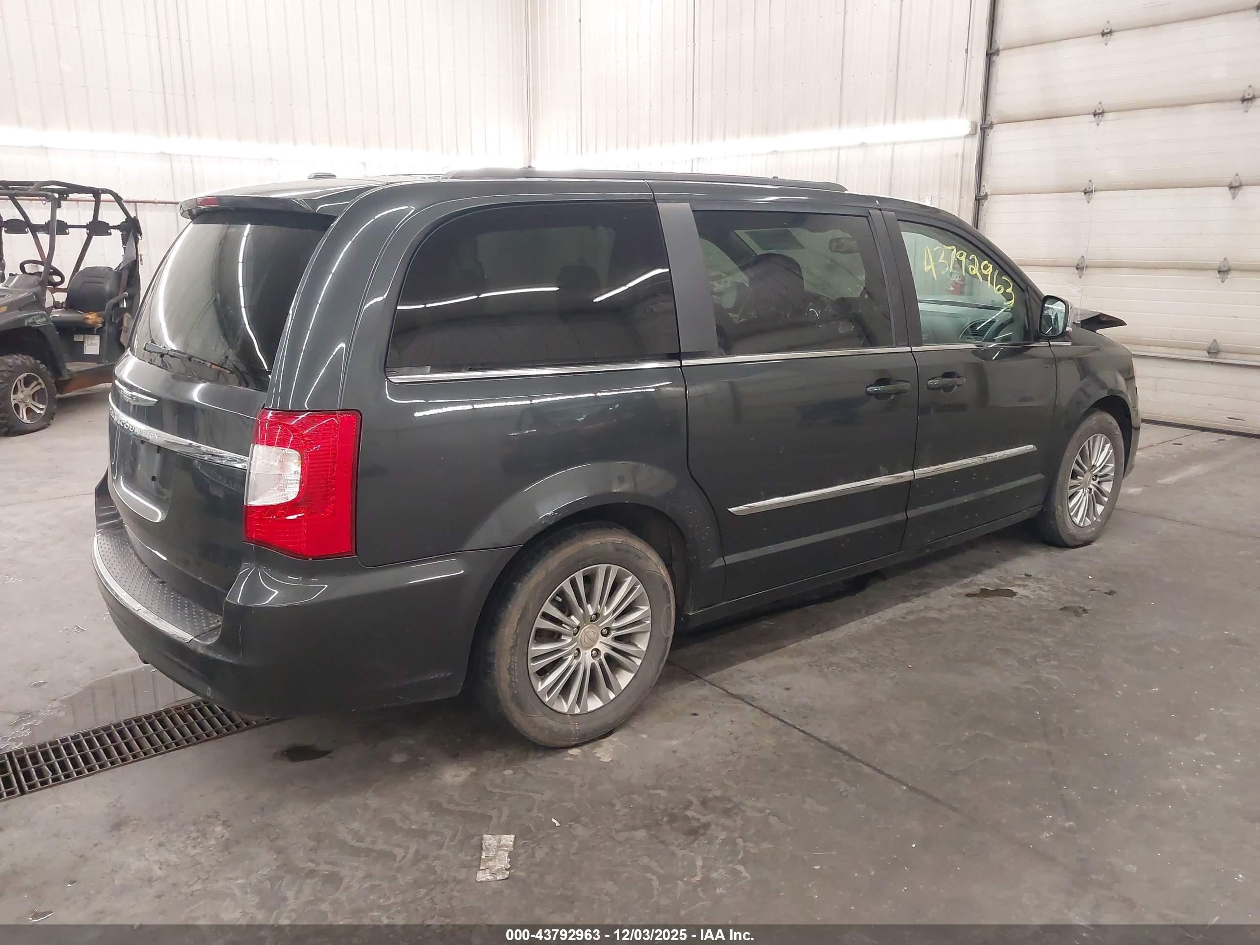 CHRYSLER TOWN image 4