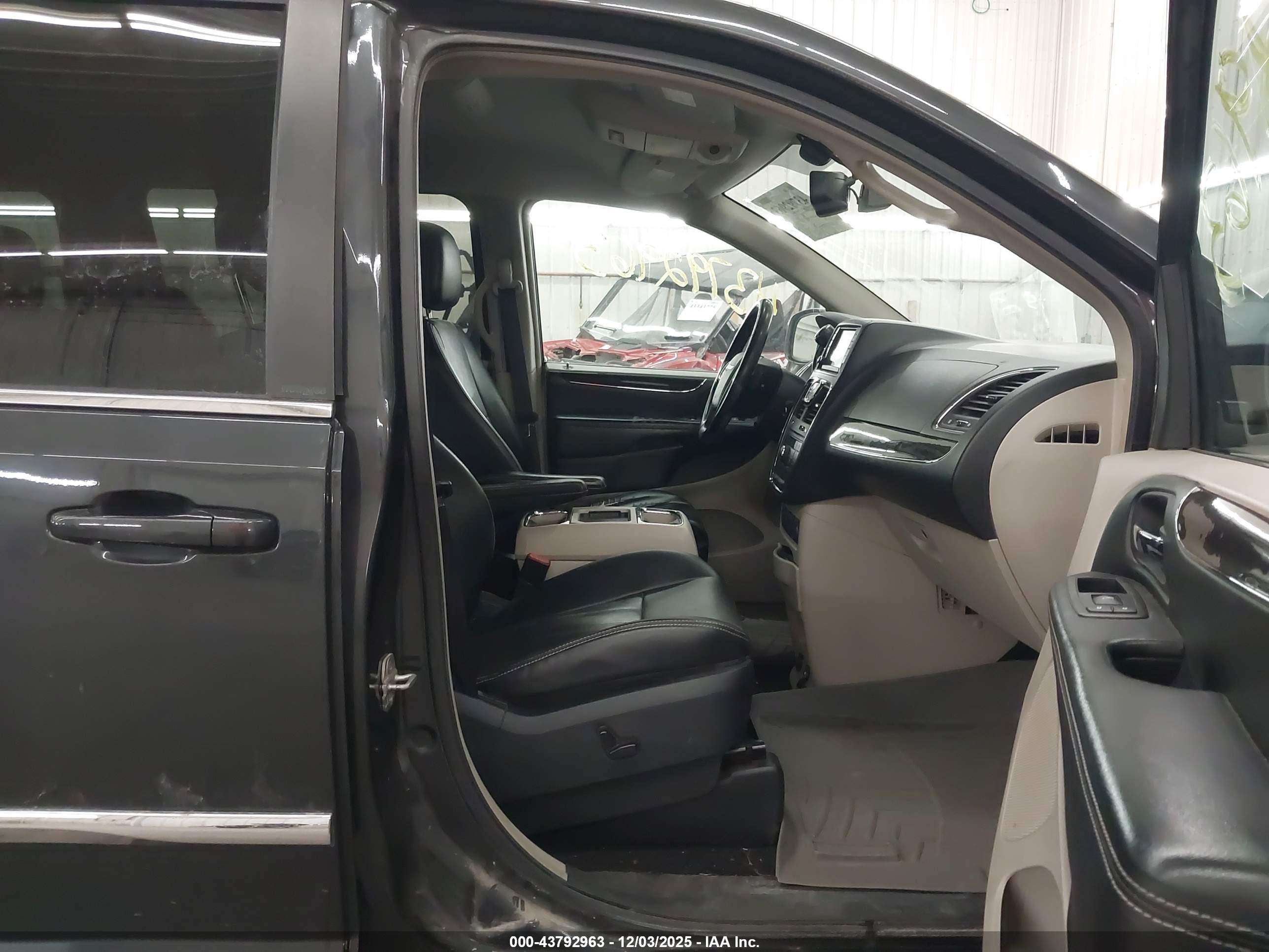 CHRYSLER TOWN image 5