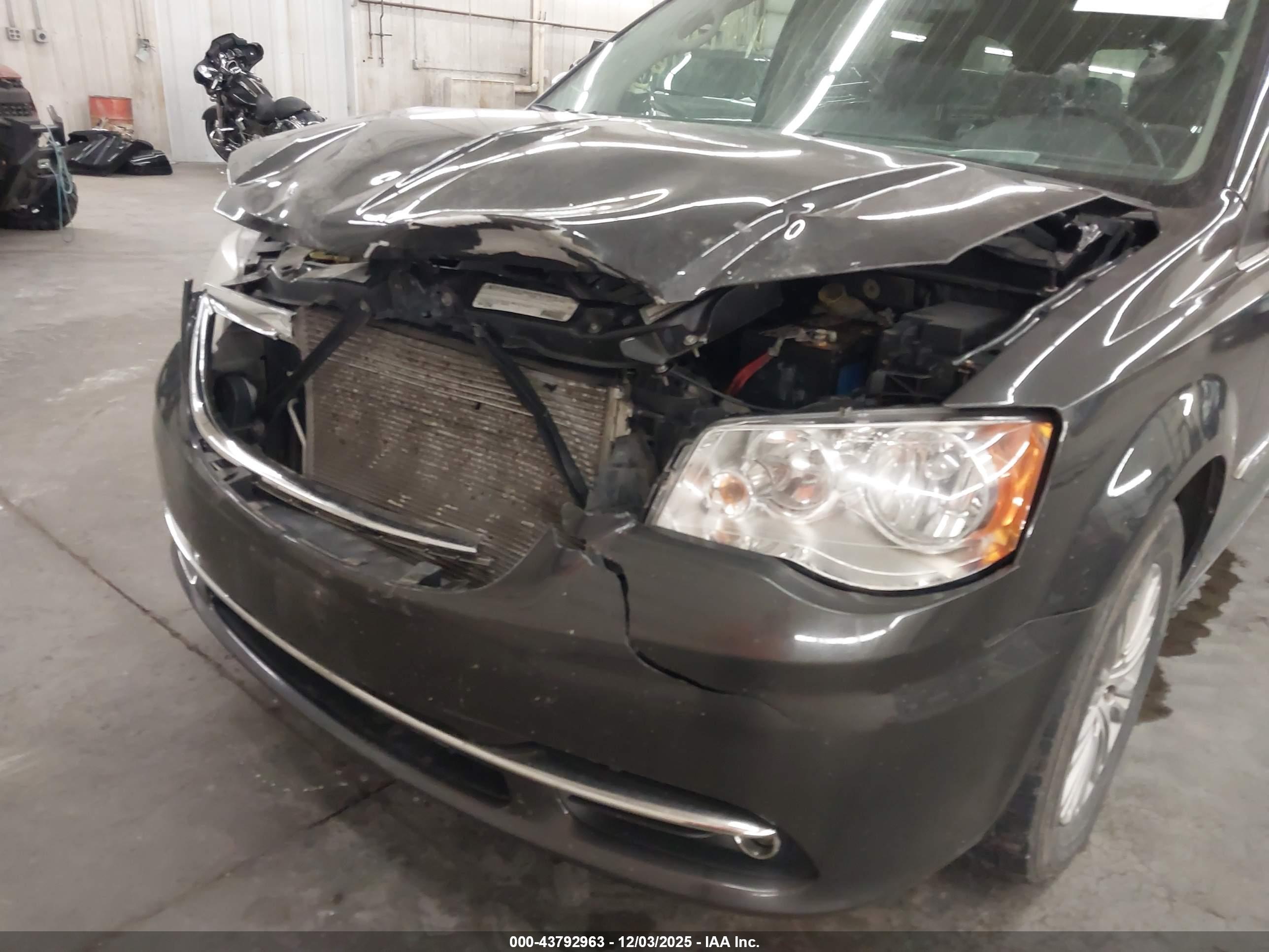 CHRYSLER TOWN image 6