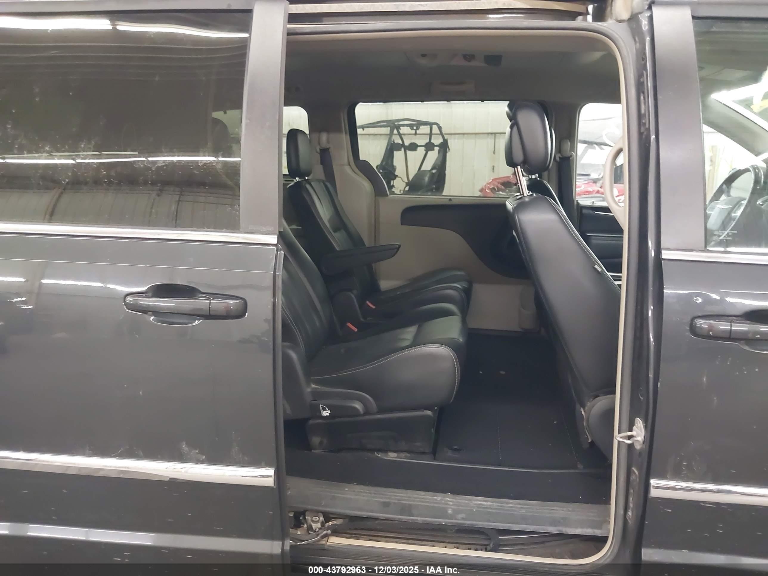 CHRYSLER TOWN image 8