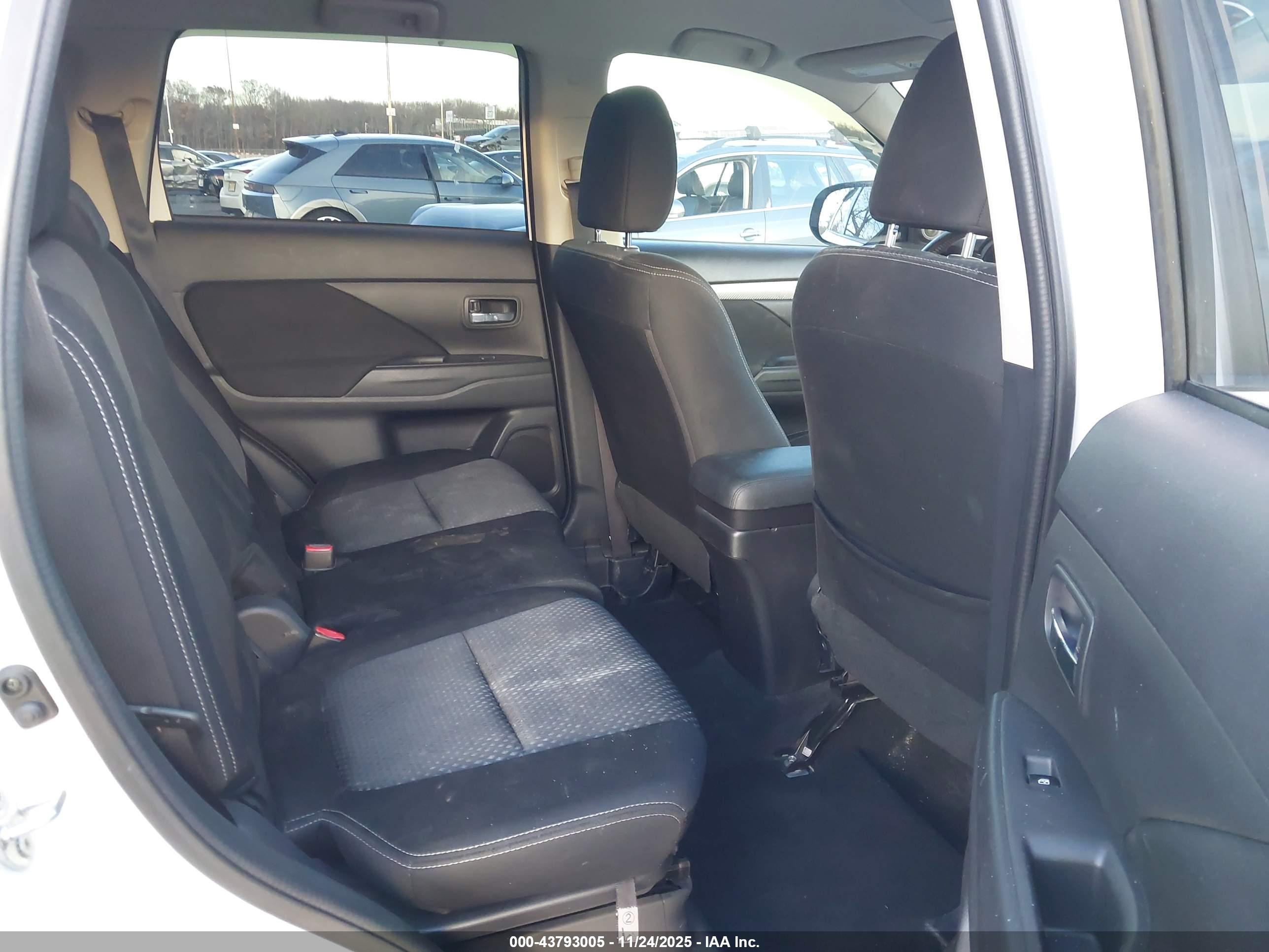 MITSUBISHI OUTLANDER image 8