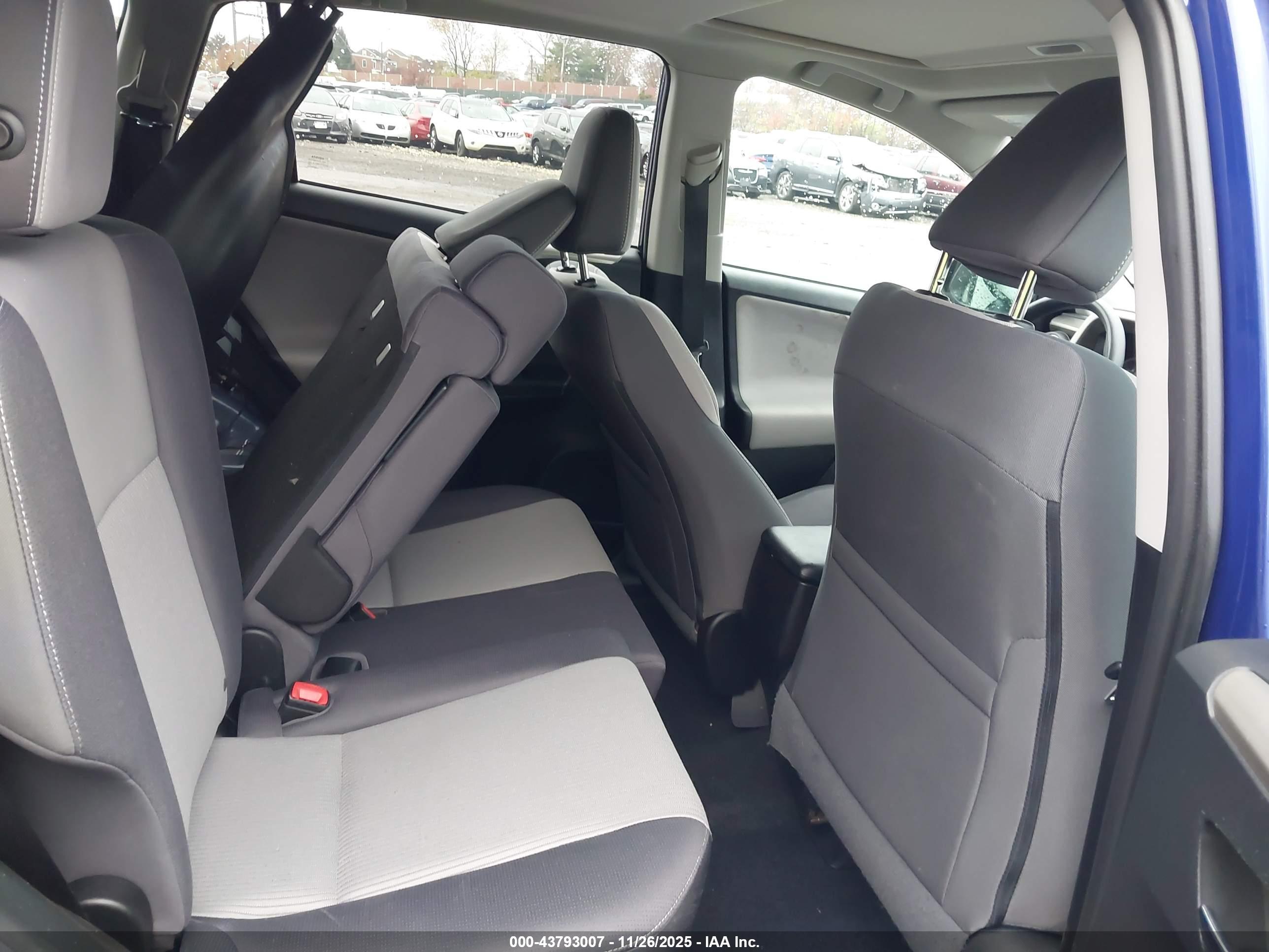 TOYOTA RAV4 image 8