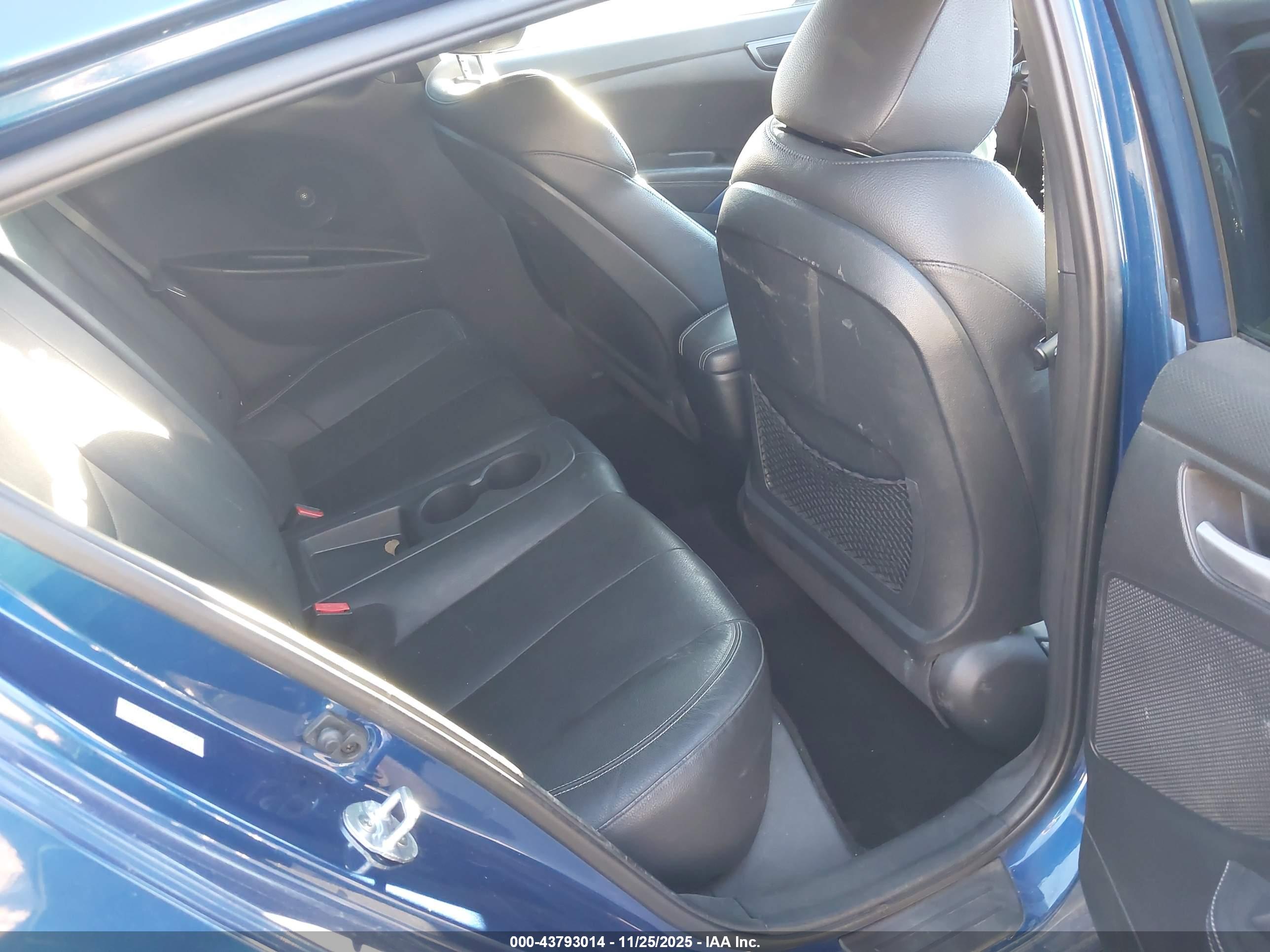 HYUNDAI VELOSTER image 8
