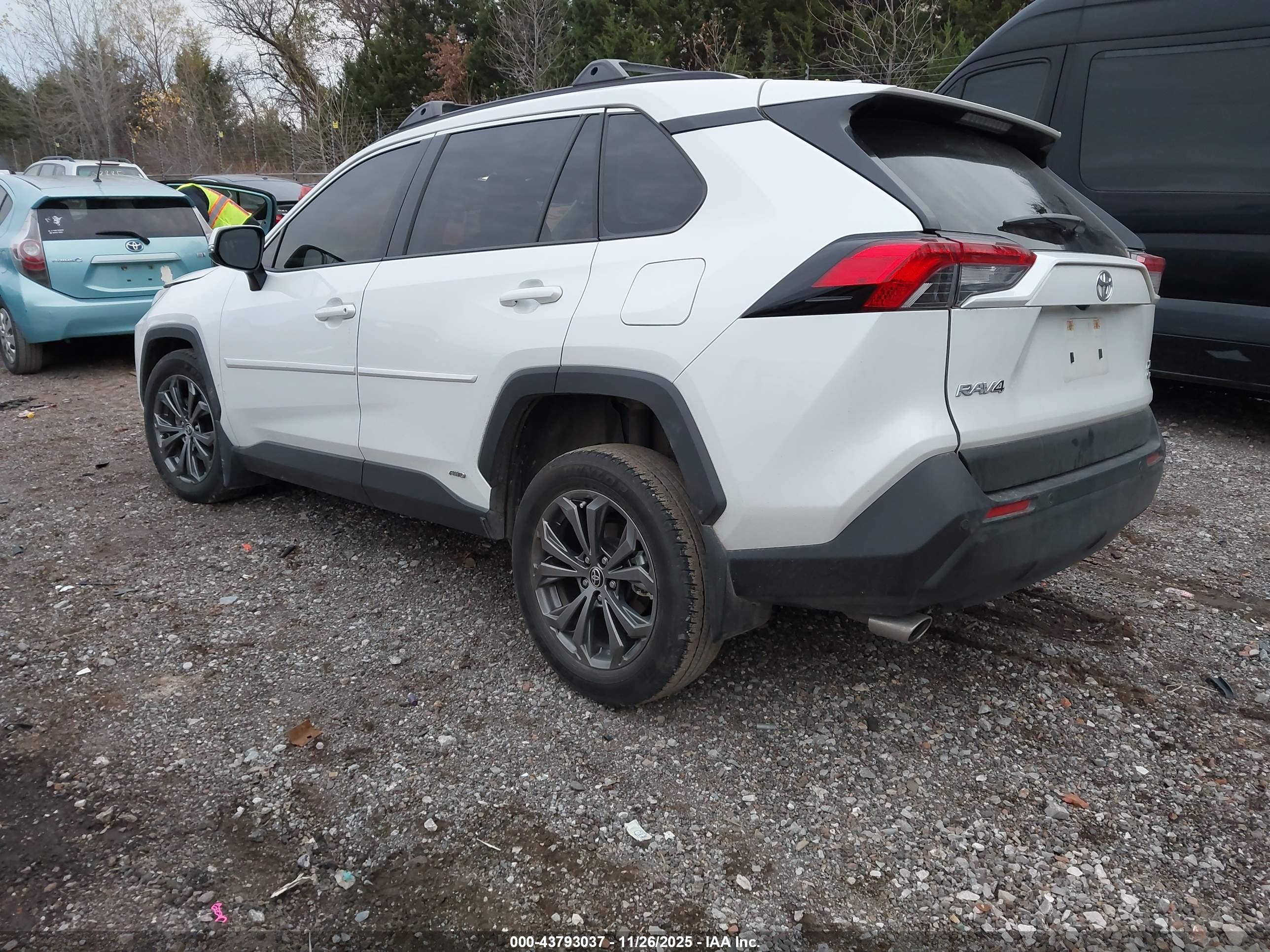 TOYOTA RAV4 image 3