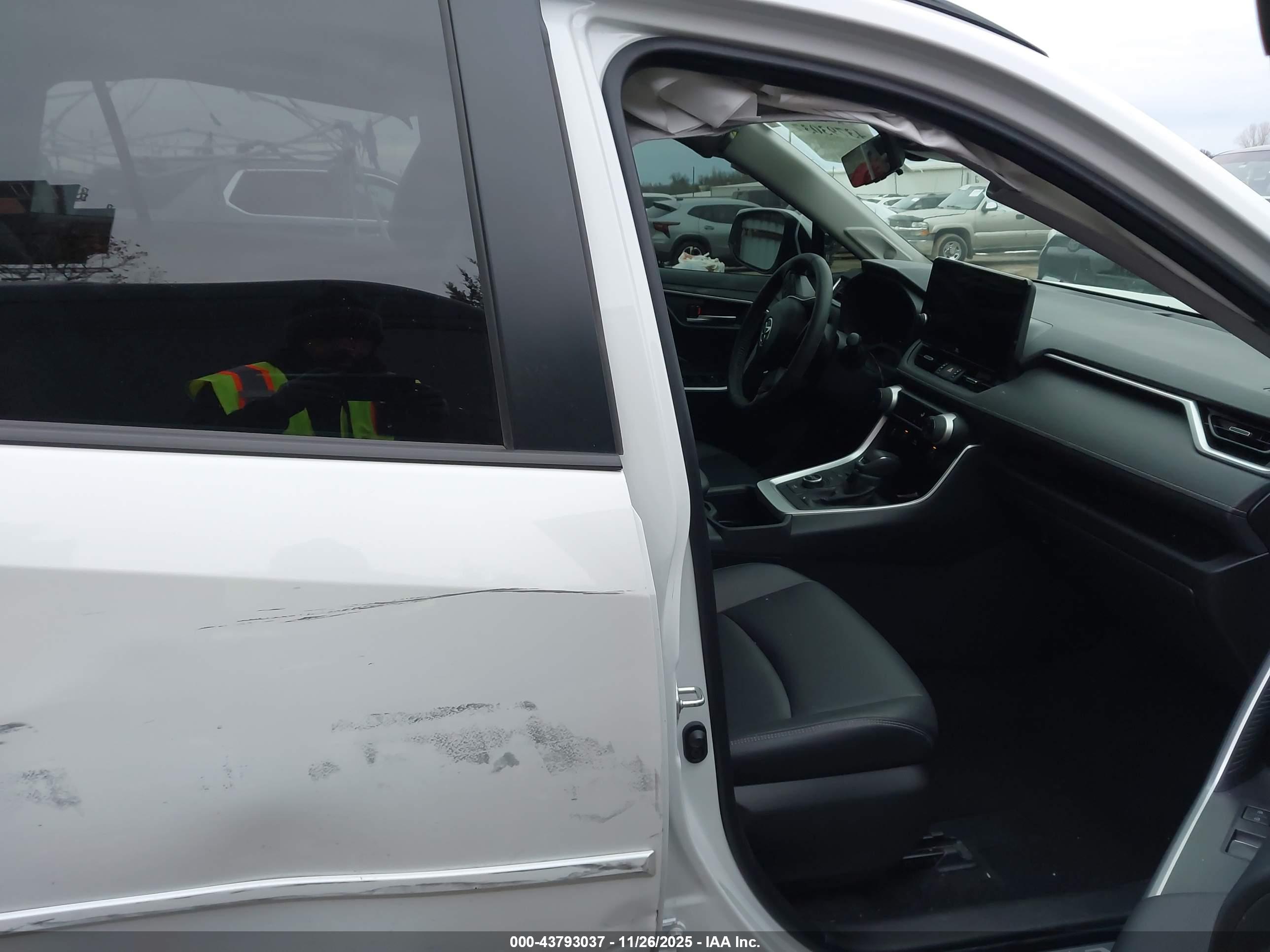 TOYOTA RAV4 image 5