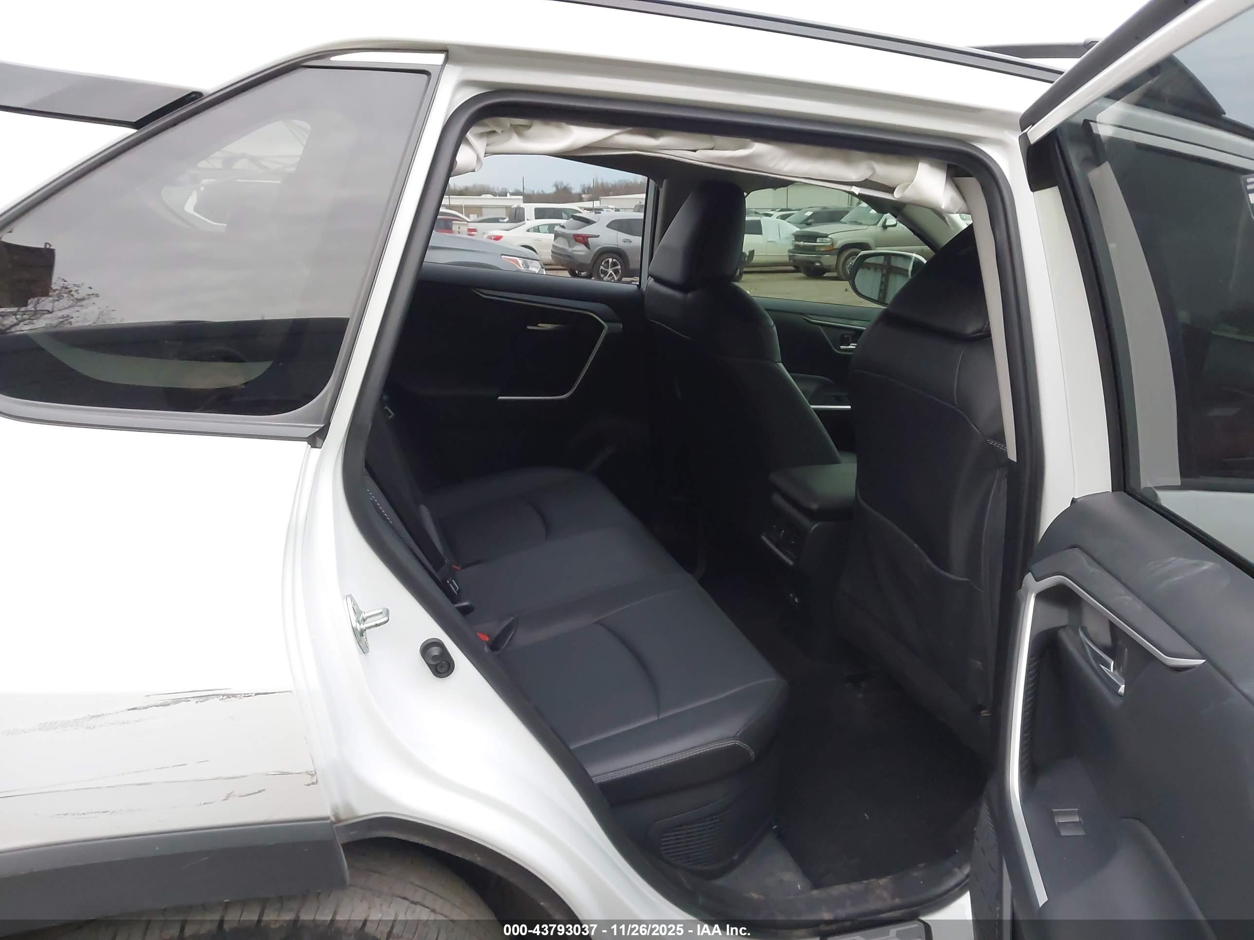 TOYOTA RAV4 image 8