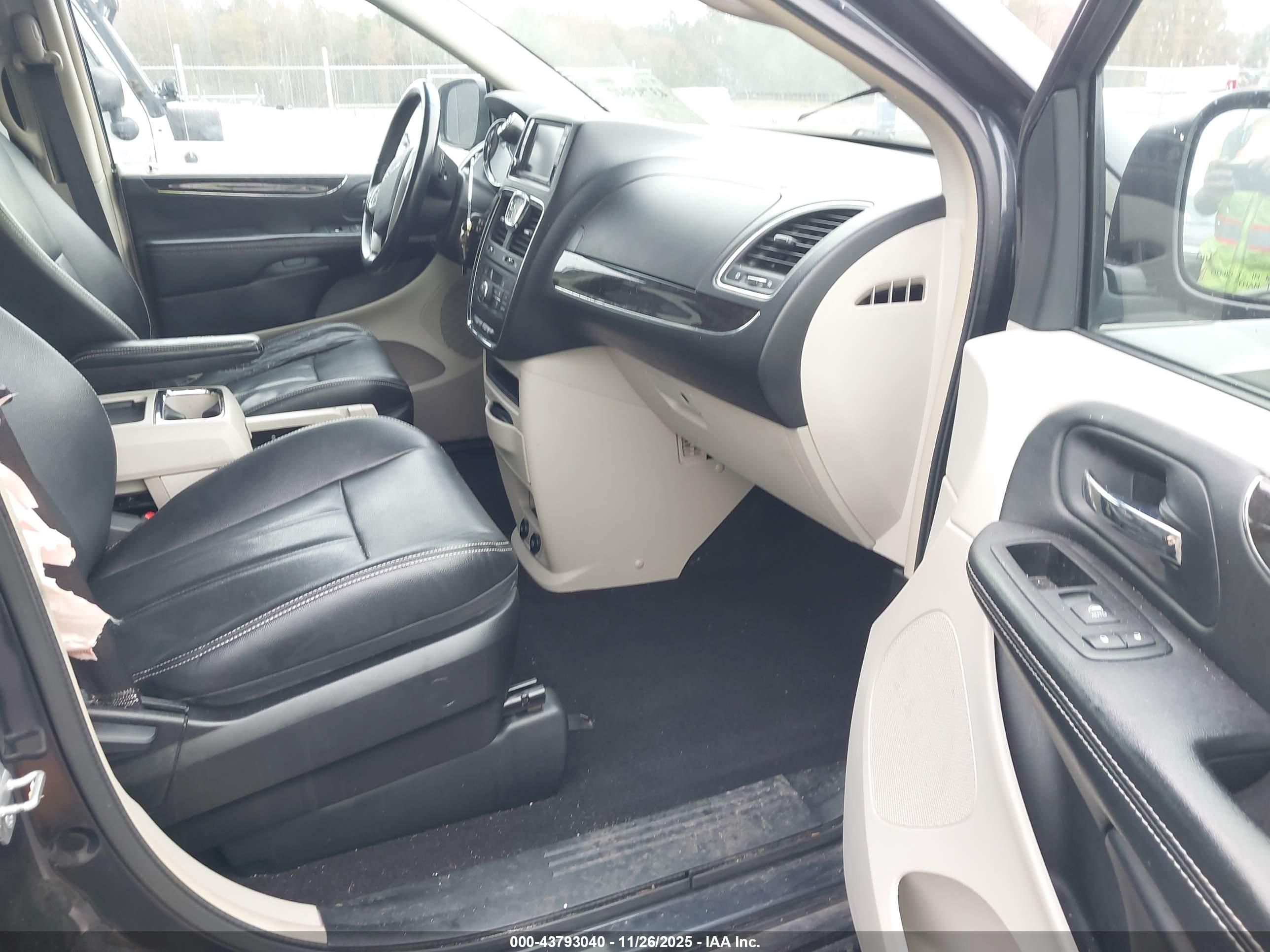 CHRYSLER TOWN image 5