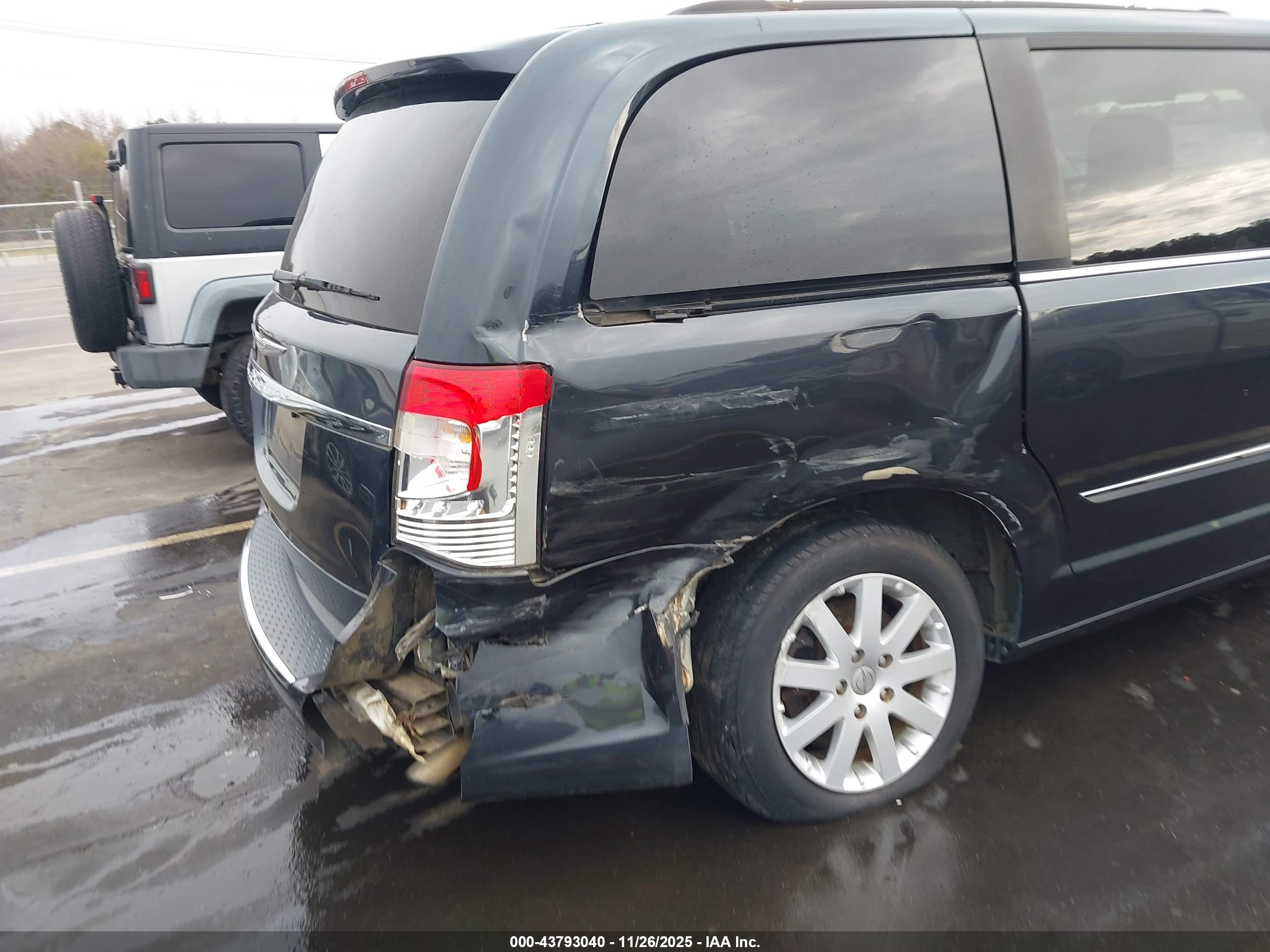 CHRYSLER TOWN image 6