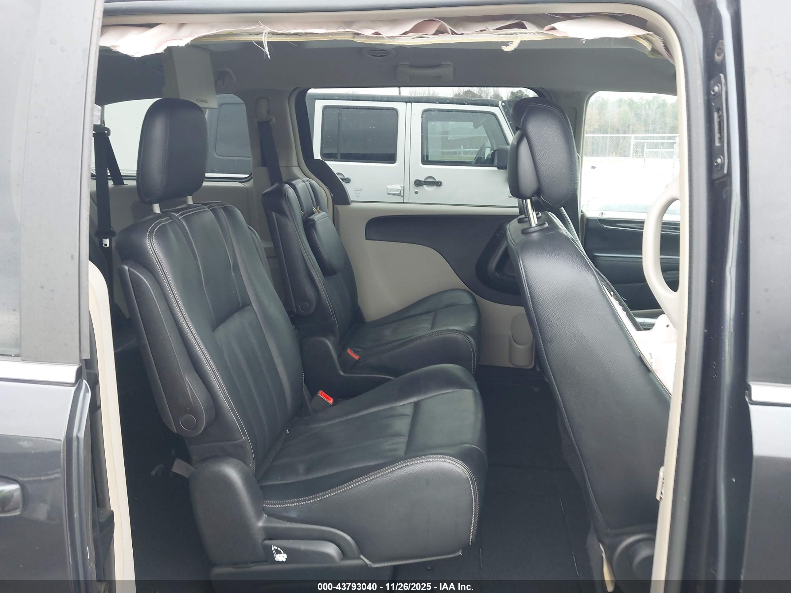 CHRYSLER TOWN image 8