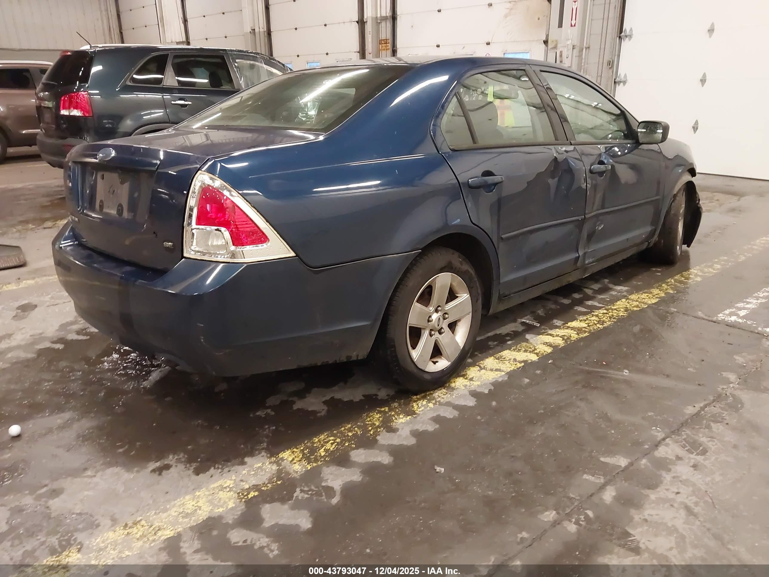 FORD FUSION image 4