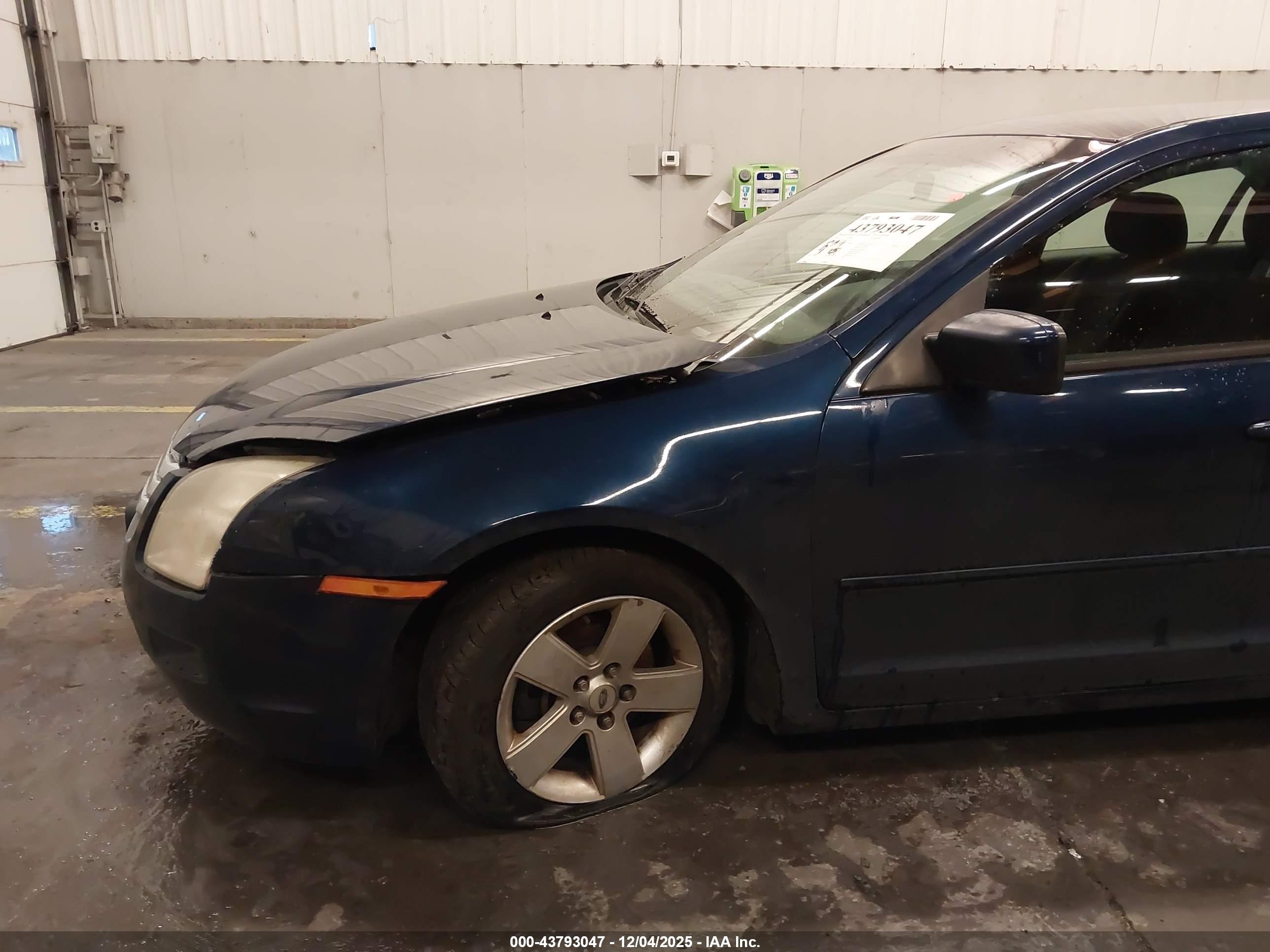 FORD FUSION image 6