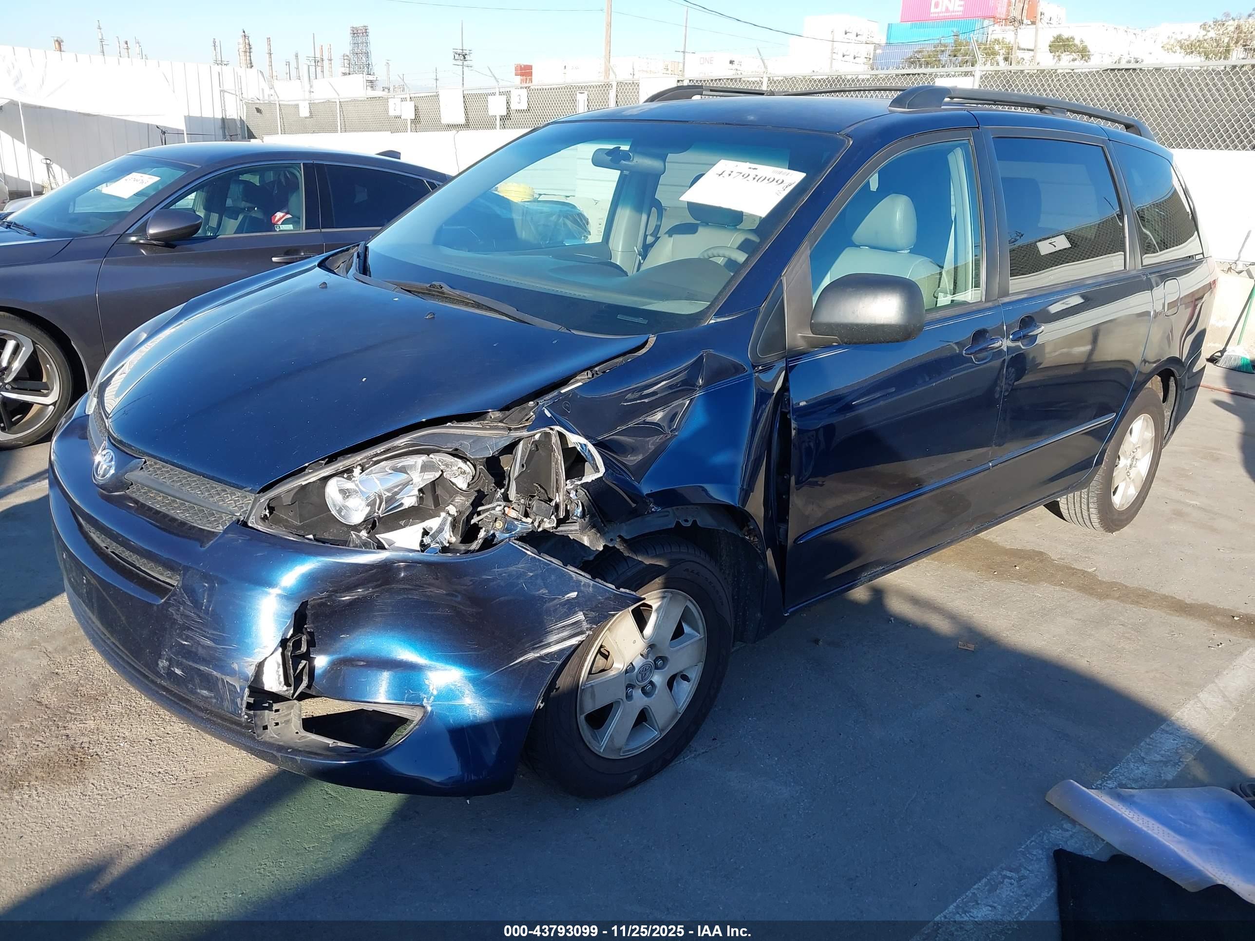 TOYOTA SIENNA image 2
