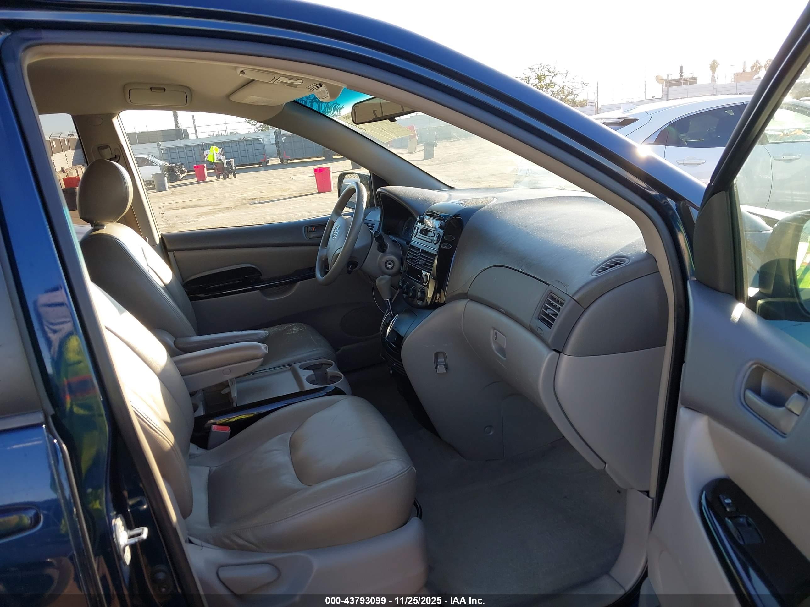 TOYOTA SIENNA image 5