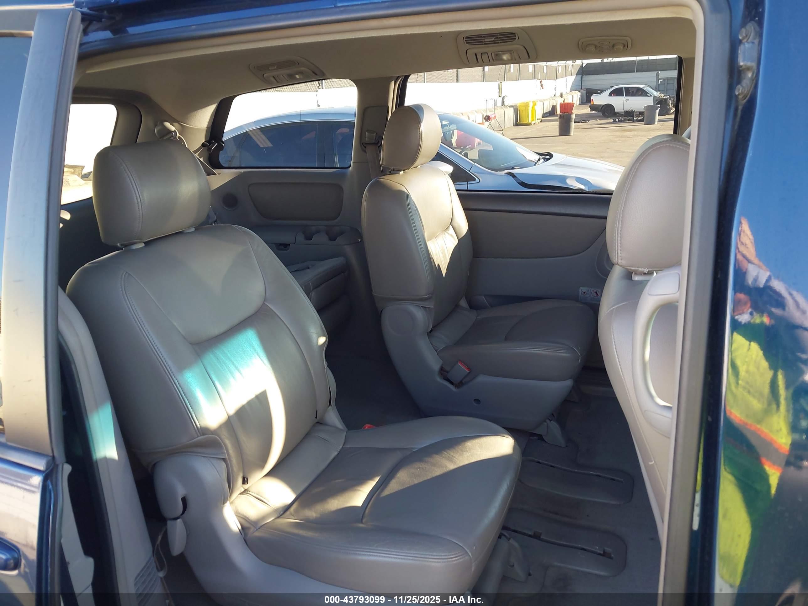 TOYOTA SIENNA image 8