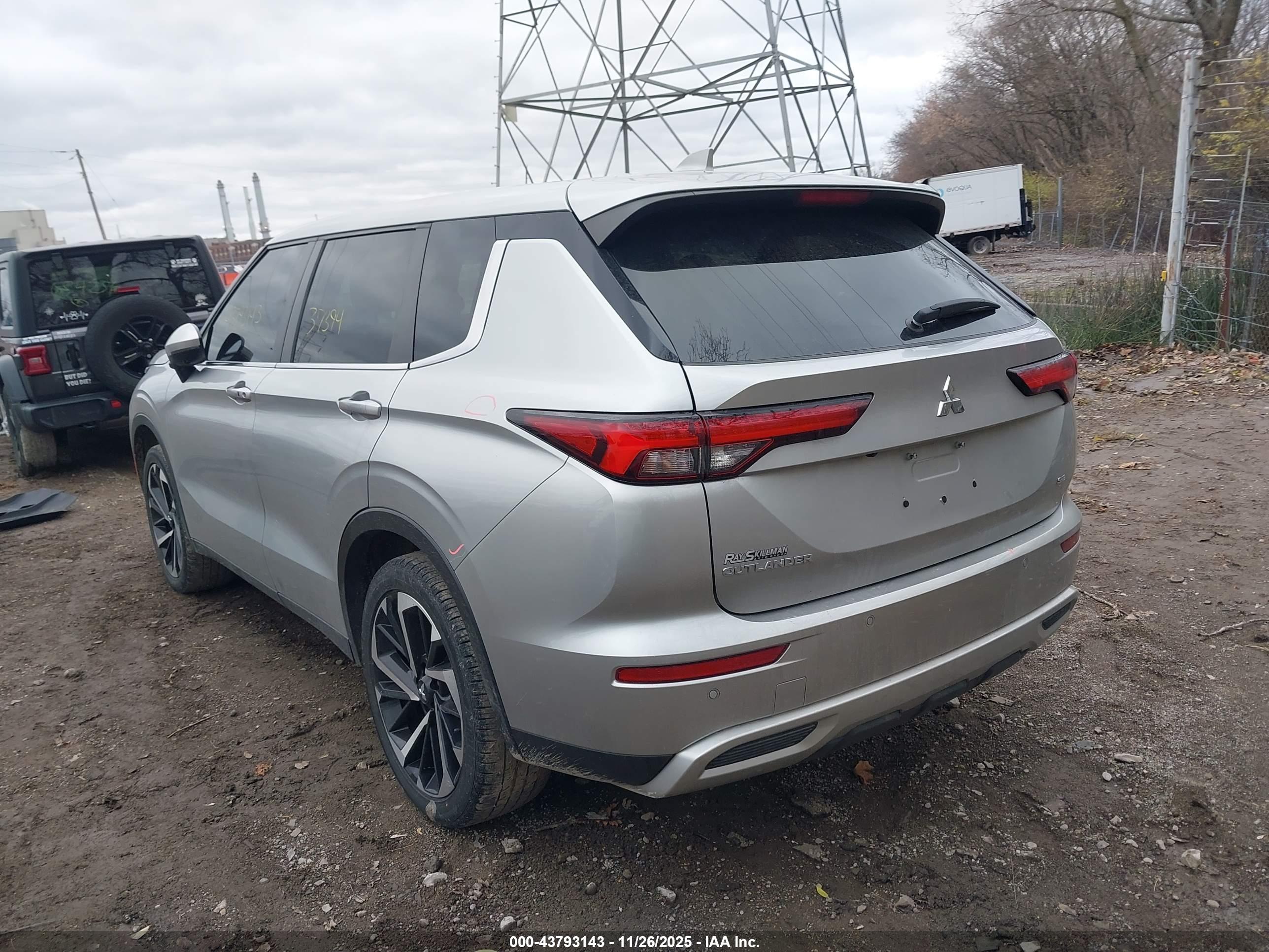 MITSUBISHI OUTLANDER image 3