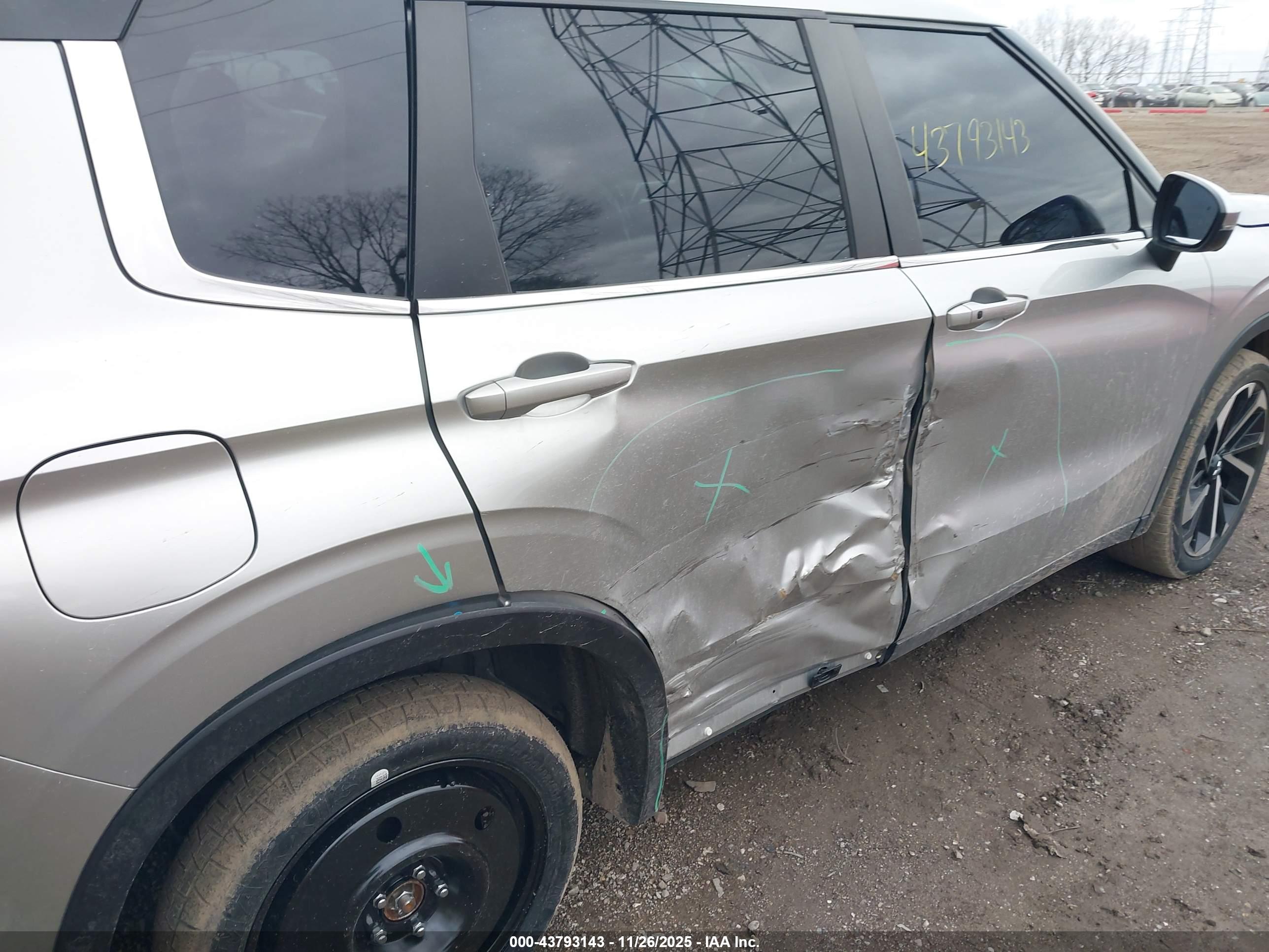 MITSUBISHI OUTLANDER image 6