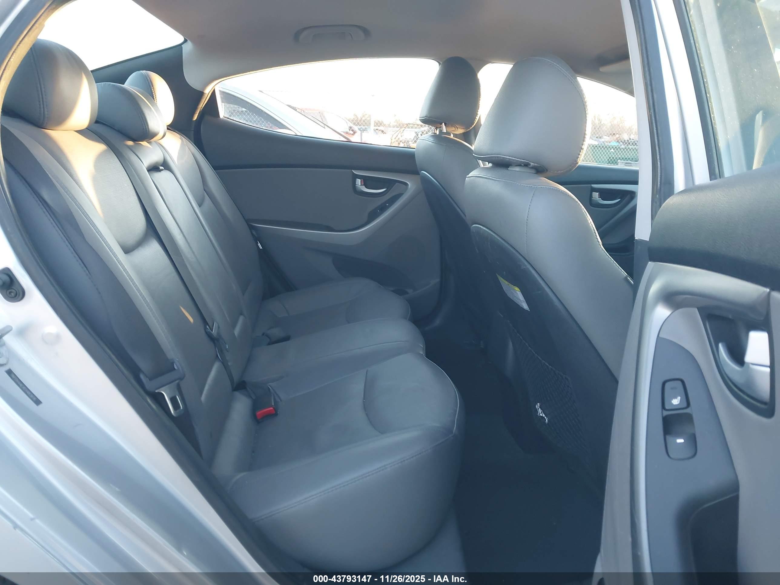 HYUNDAI ELANTRA image 8