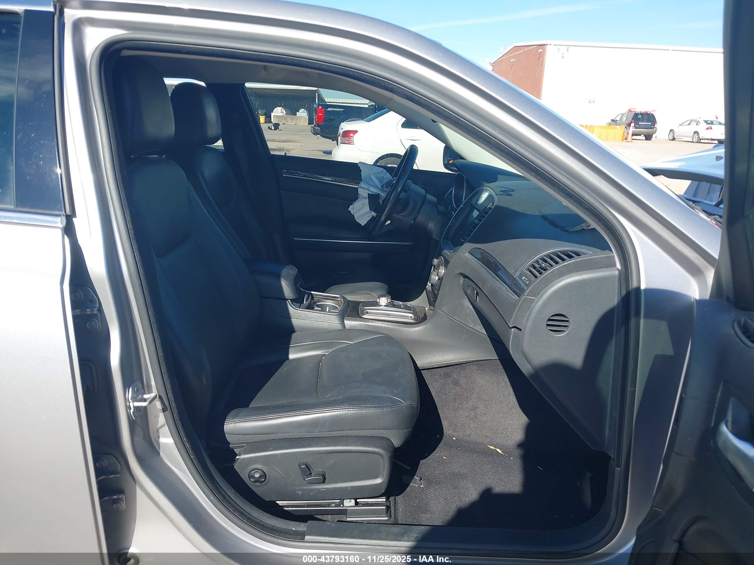 CHRYSLER 300 image 5