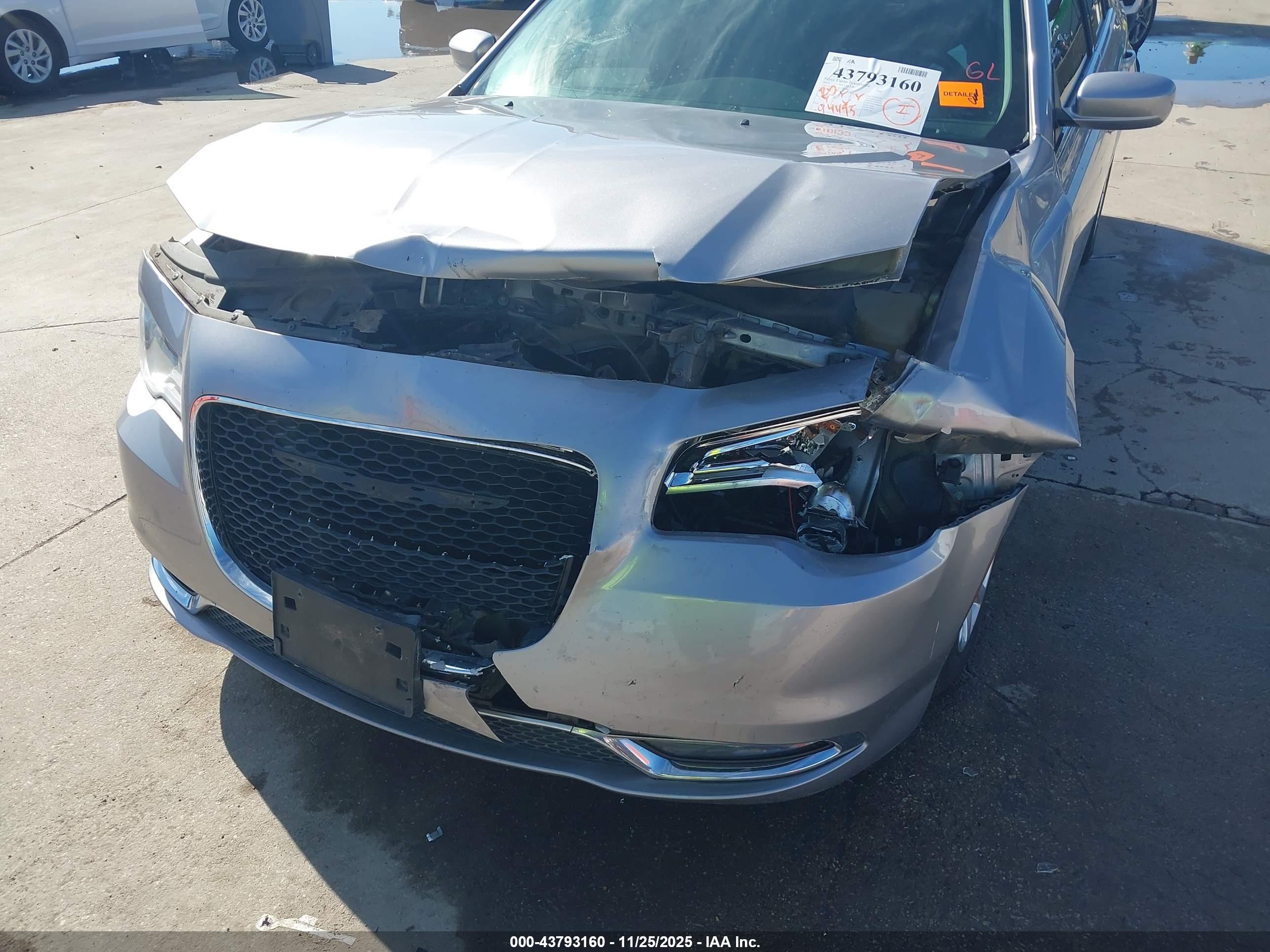 CHRYSLER 300 image 6