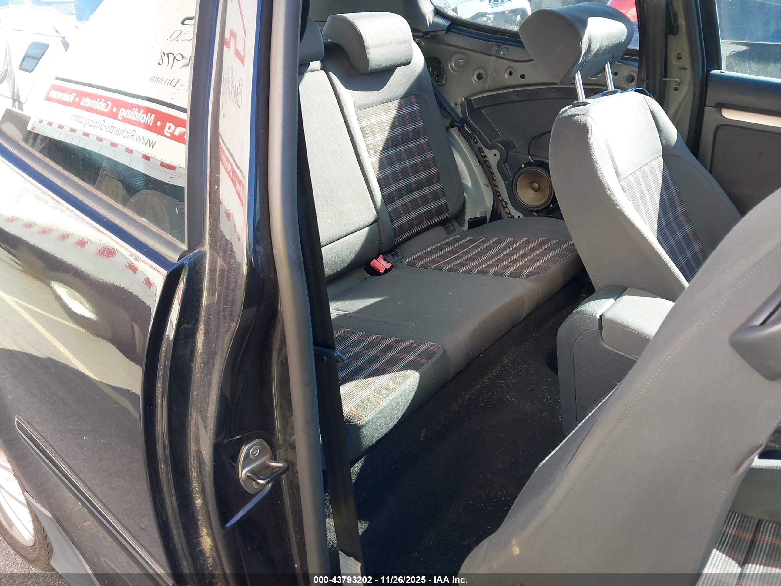VOLKSWAGEN GTI image 8