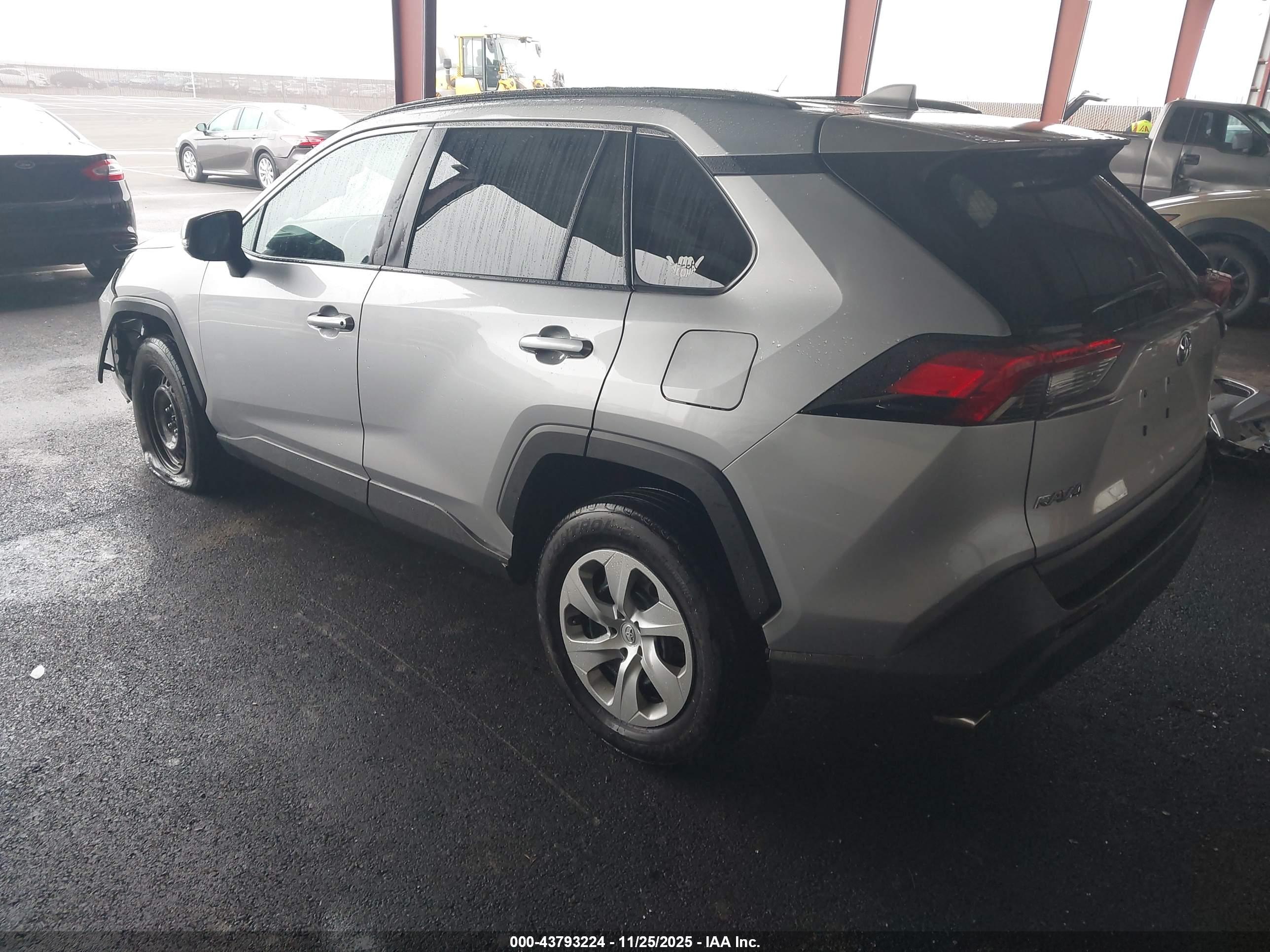 TOYOTA RAV4 image 3