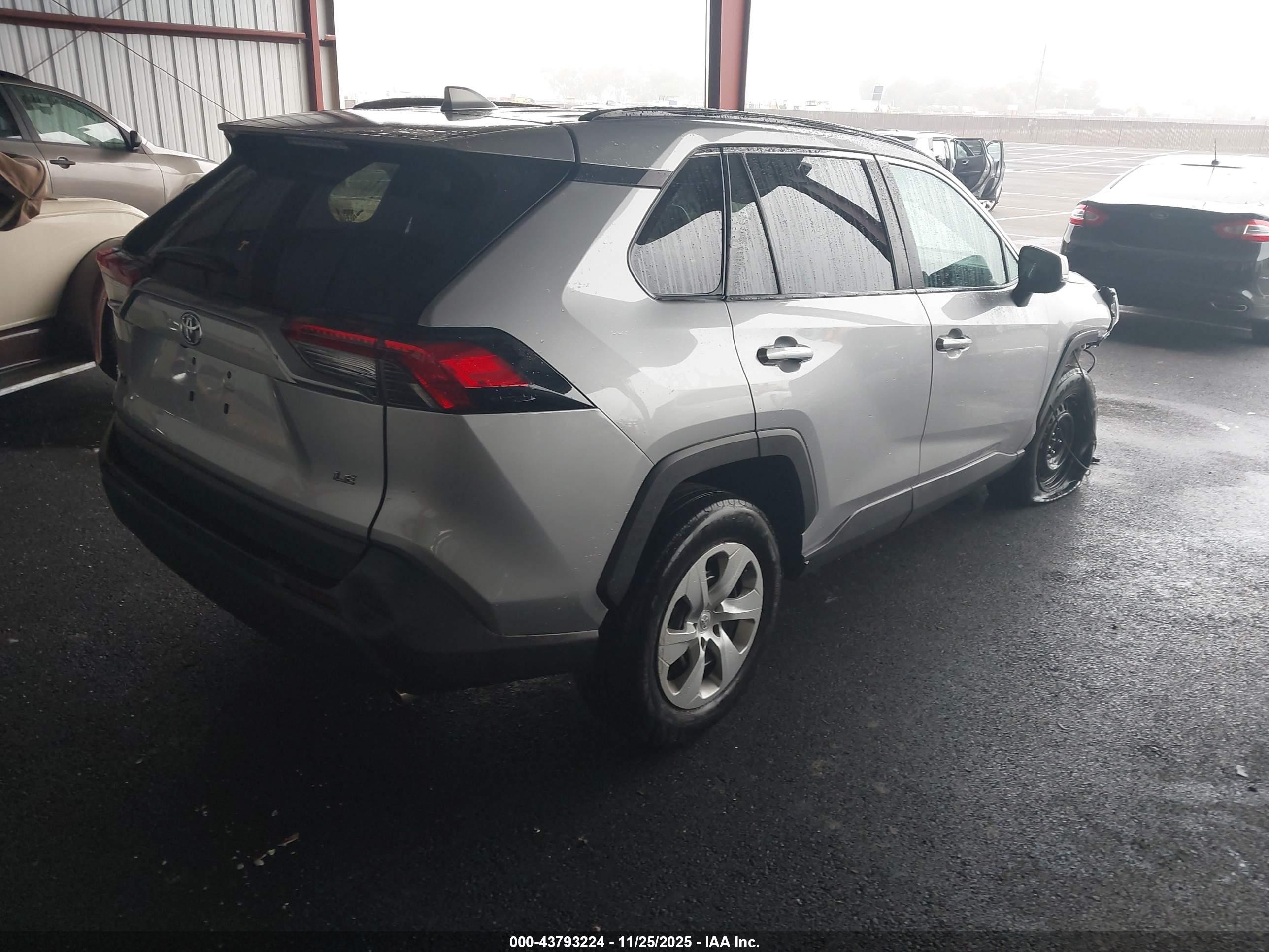 TOYOTA RAV4 image 4