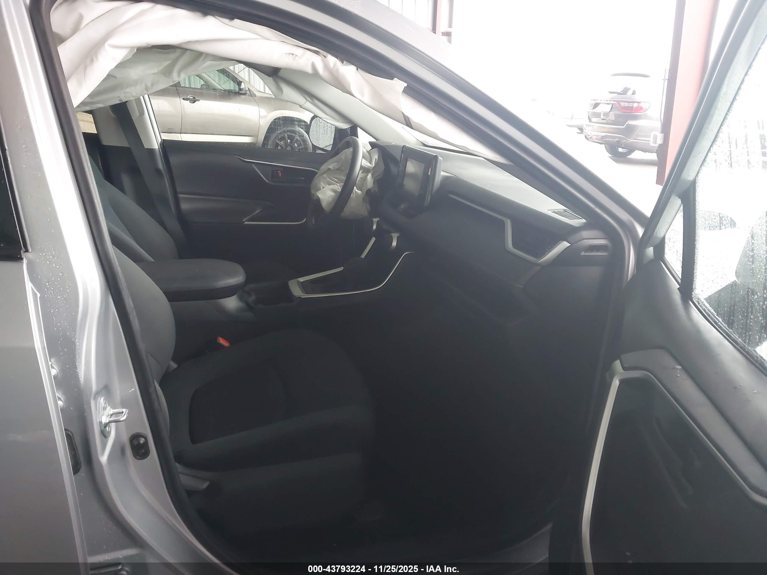 TOYOTA RAV4 image 5