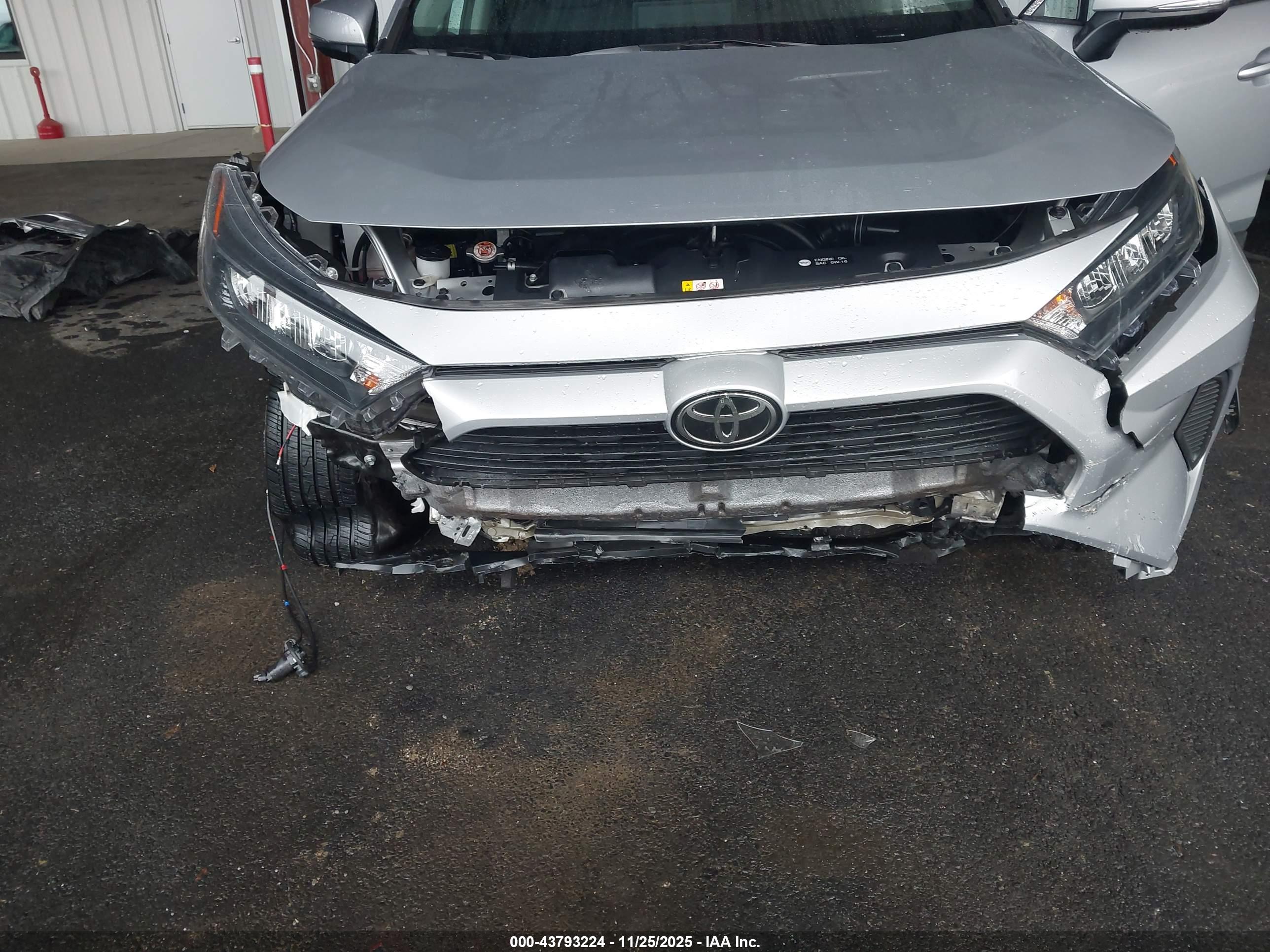 TOYOTA RAV4 image 6